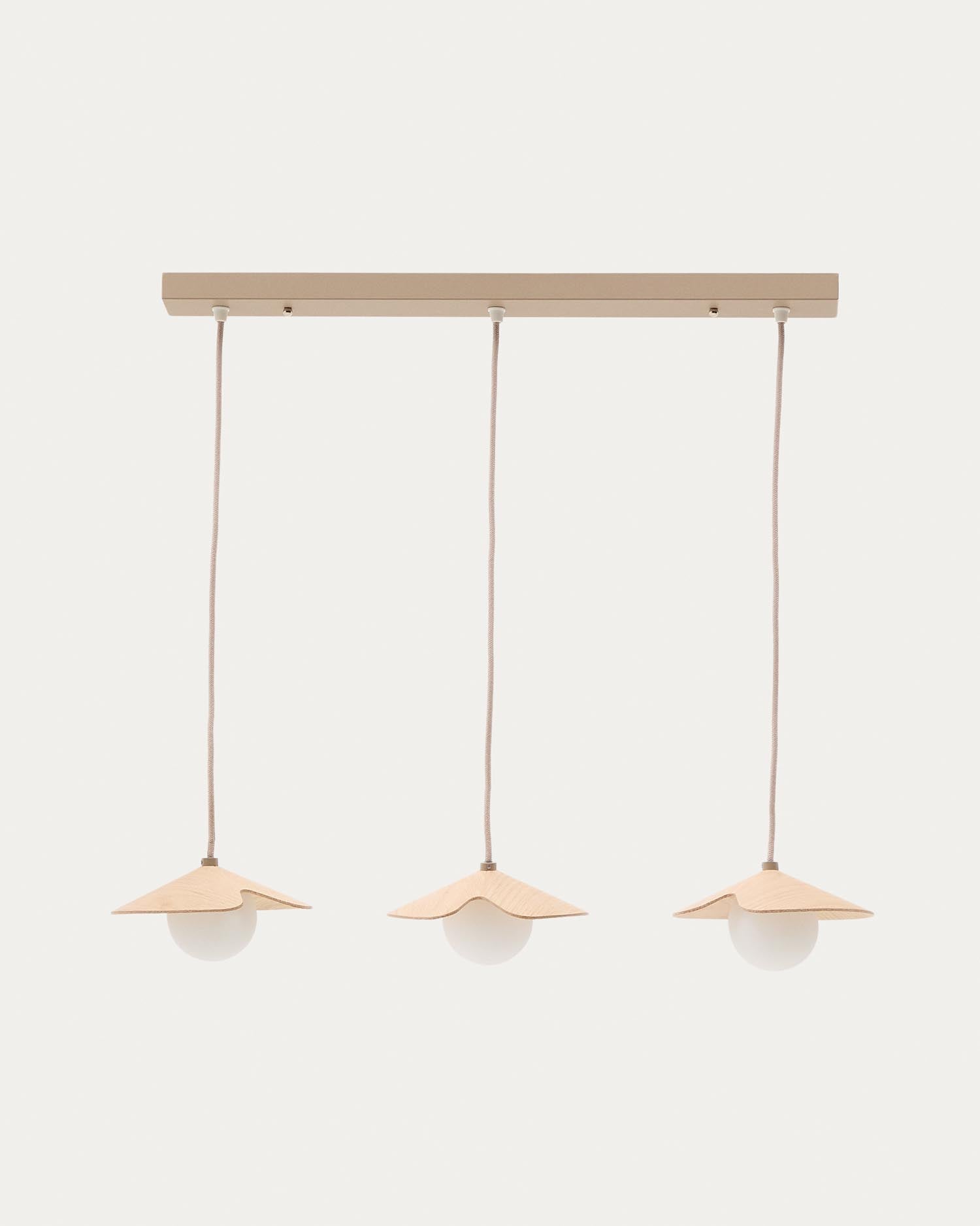 Deckenleuchte Wilara aus Eichenfurnier mit drei weißen Rauchglaskugeln  in Natur präsentiert im Onlineshop von KAQTU Design AG. Pendelleuchte ist von Kave Home