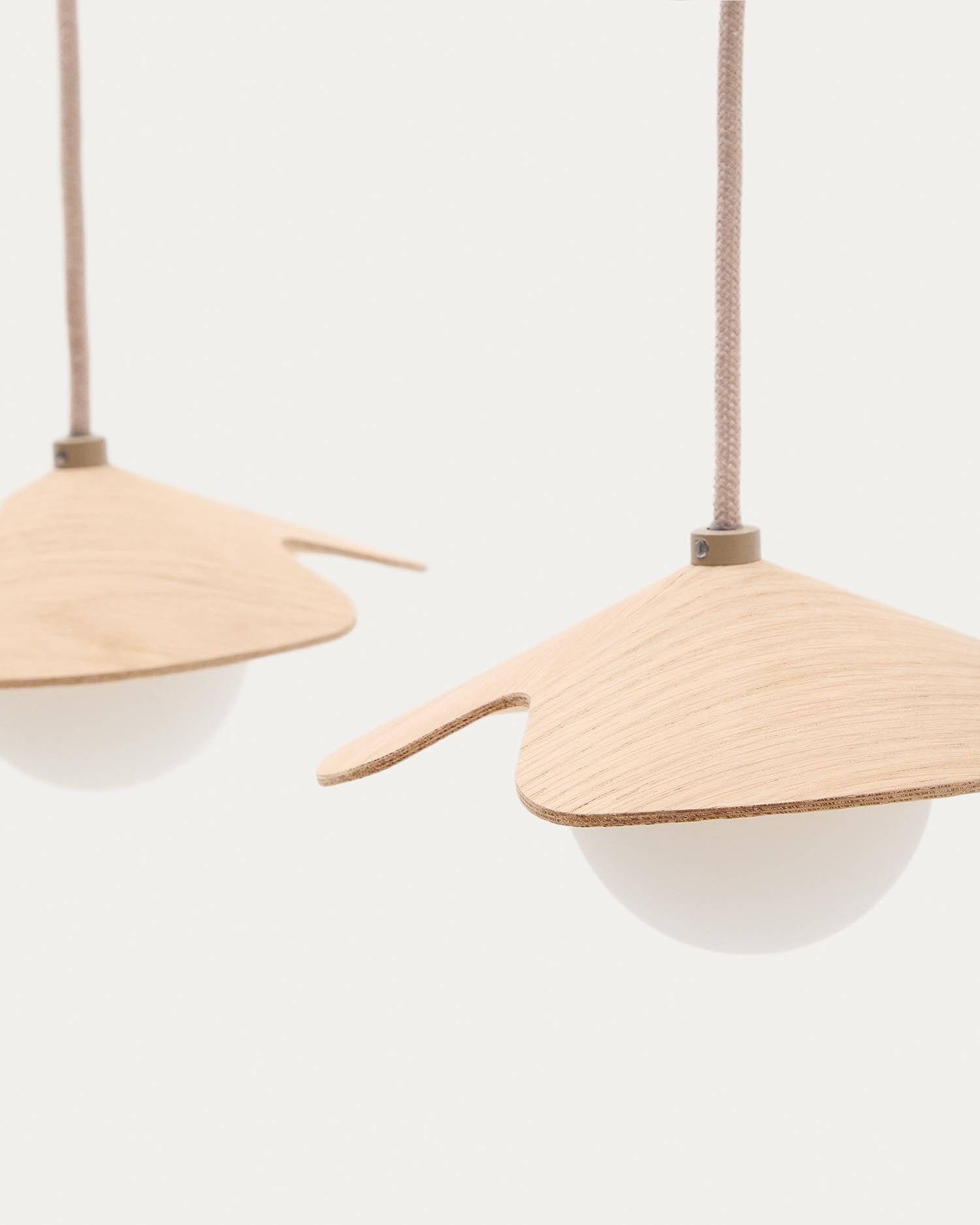 Deckenleuchte Wilara aus Eichenfurnier mit drei weißen Rauchglaskugeln  in Natur präsentiert im Onlineshop von KAQTU Design AG. Pendelleuchte ist von Kave Home