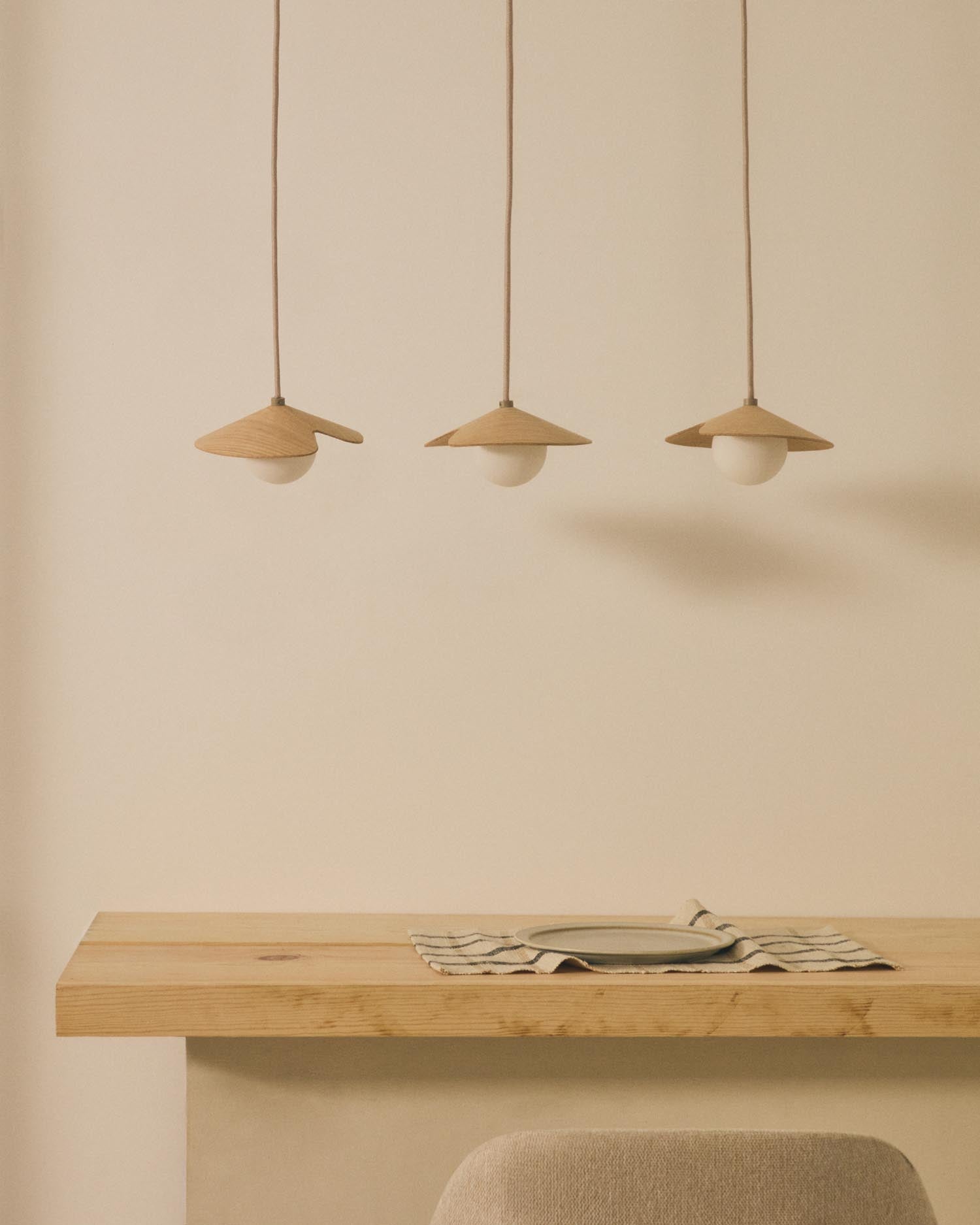 Deckenleuchte Wilara aus Eichenfurnier mit drei weißen Rauchglaskugeln  in Natur präsentiert im Onlineshop von KAQTU Design AG. Pendelleuchte ist von Kave Home