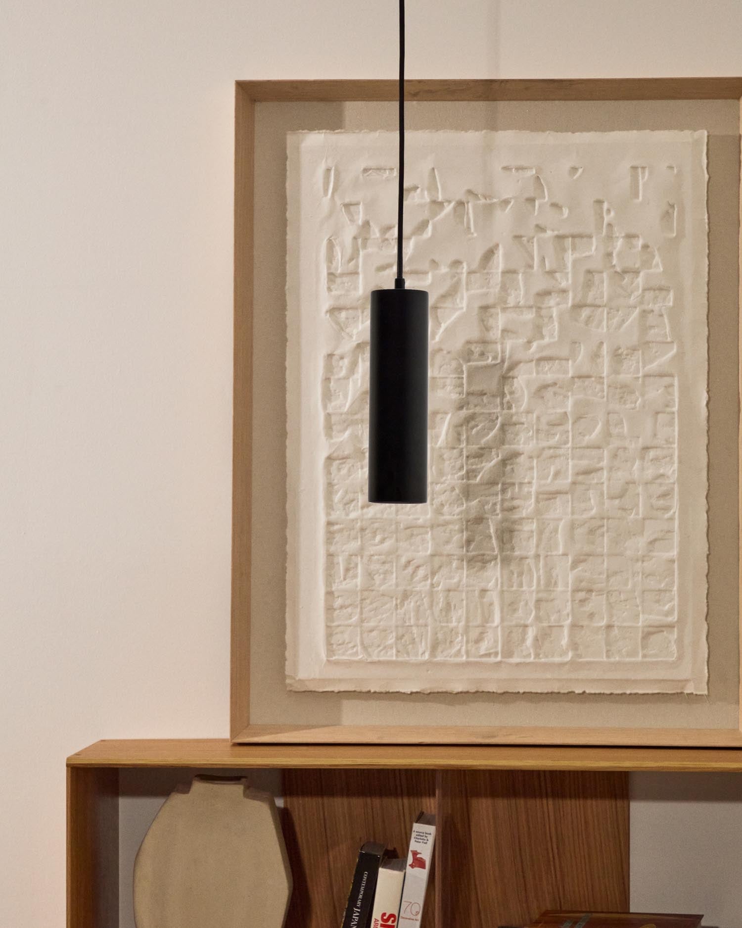 Deckenleuchte Andia aus Aluminium mit schwarzem Finish in Schwarz präsentiert im Onlineshop von KAQTU Design AG. Pendelleuchte ist von Kave Home