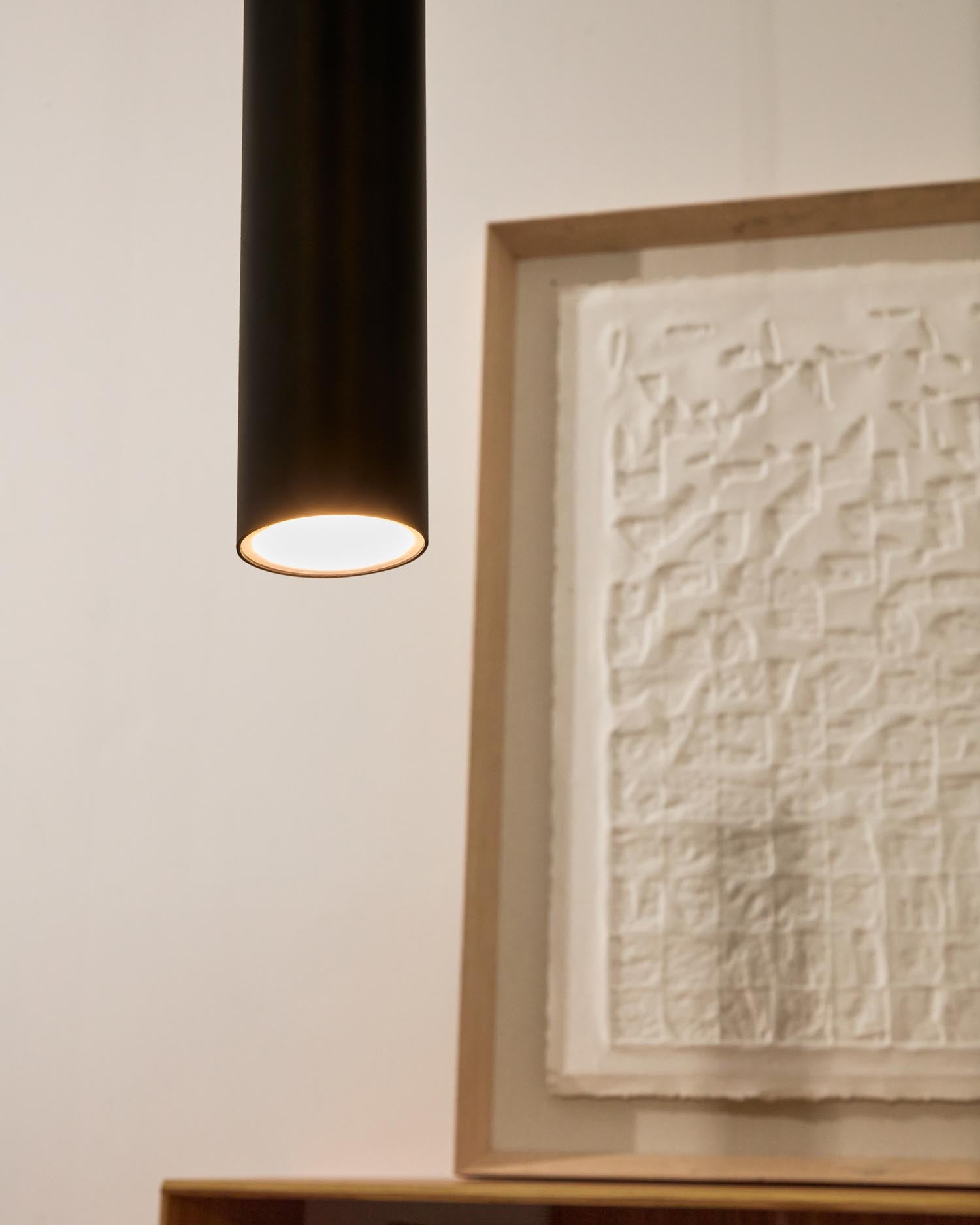 Deckenleuchte Andia aus Aluminium mit schwarzem Finish in Schwarz präsentiert im Onlineshop von KAQTU Design AG. Pendelleuchte ist von Kave Home