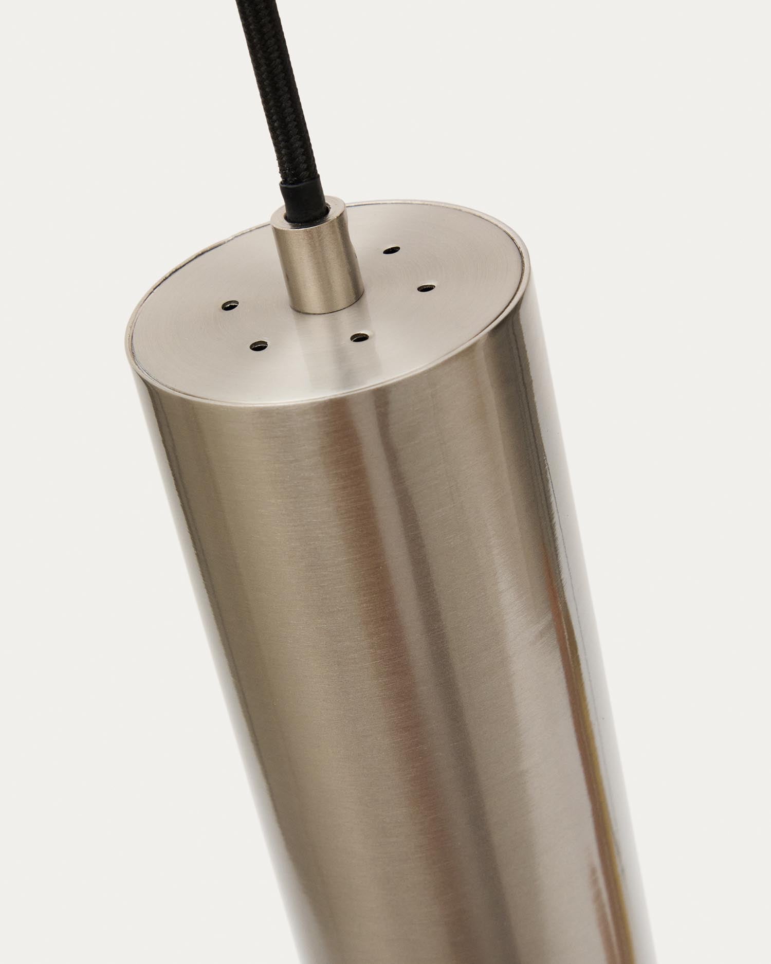 Deckenleuchte Andia aus Aluminium mit gebürstetem, silberfarbene Finish in Silber präsentiert im Onlineshop von KAQTU Design AG. Pendelleuchte ist von Kave Home