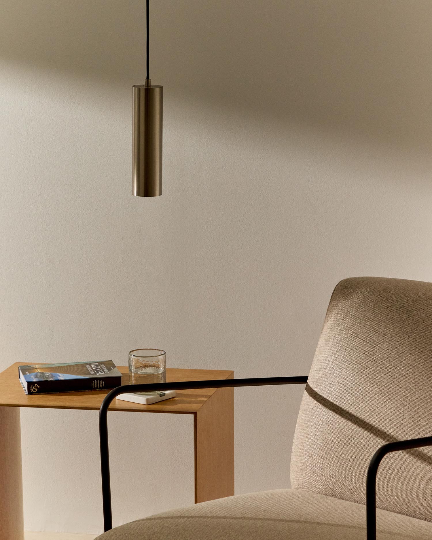 Deckenleuchte Andia aus Aluminium mit gebürstetem, silberfarbene Finish in Silber präsentiert im Onlineshop von KAQTU Design AG. Pendelleuchte ist von Kave Home