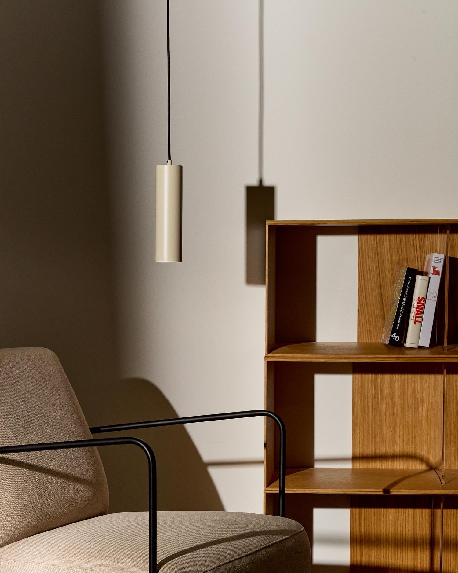 Deckenleuchte Andia aus Aluminium mit beigem Finish in Beige präsentiert im Onlineshop von KAQTU Design AG. Pendelleuchte ist von Kave Home