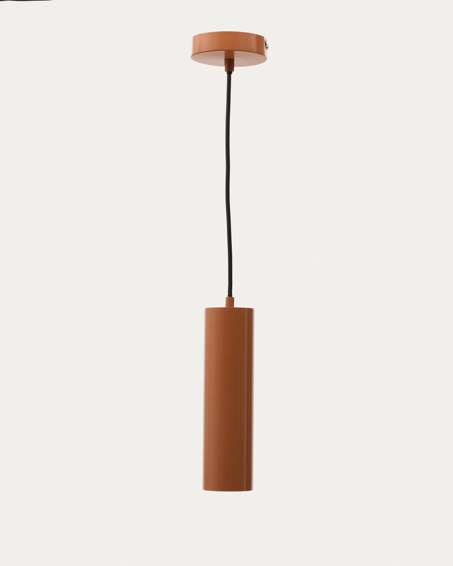 Deckenleuchte Andia aus Aluminium mit terrakottafarbenem Finish in Terrakotta präsentiert im Onlineshop von KAQTU Design AG. Pendelleuchte ist von Kave Home
