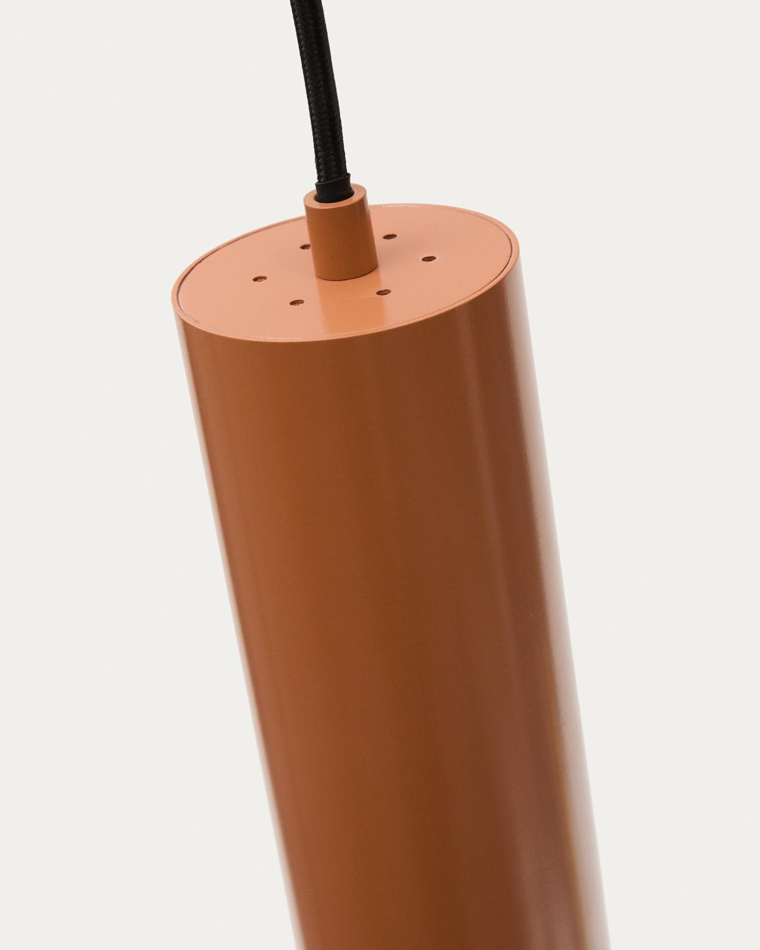 Deckenleuchte Andia aus Aluminium mit terrakottafarbenem Finish in Terrakotta präsentiert im Onlineshop von KAQTU Design AG. Pendelleuchte ist von Kave Home