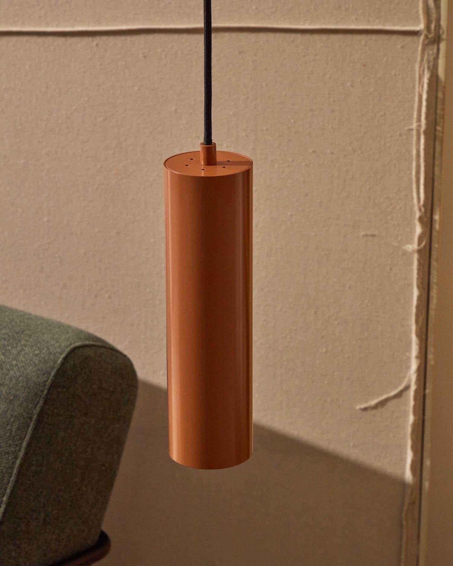 Deckenleuchte Andia aus Aluminium mit terrakottafarbenem Finish in Terrakotta präsentiert im Onlineshop von KAQTU Design AG. Pendelleuchte ist von Kave Home