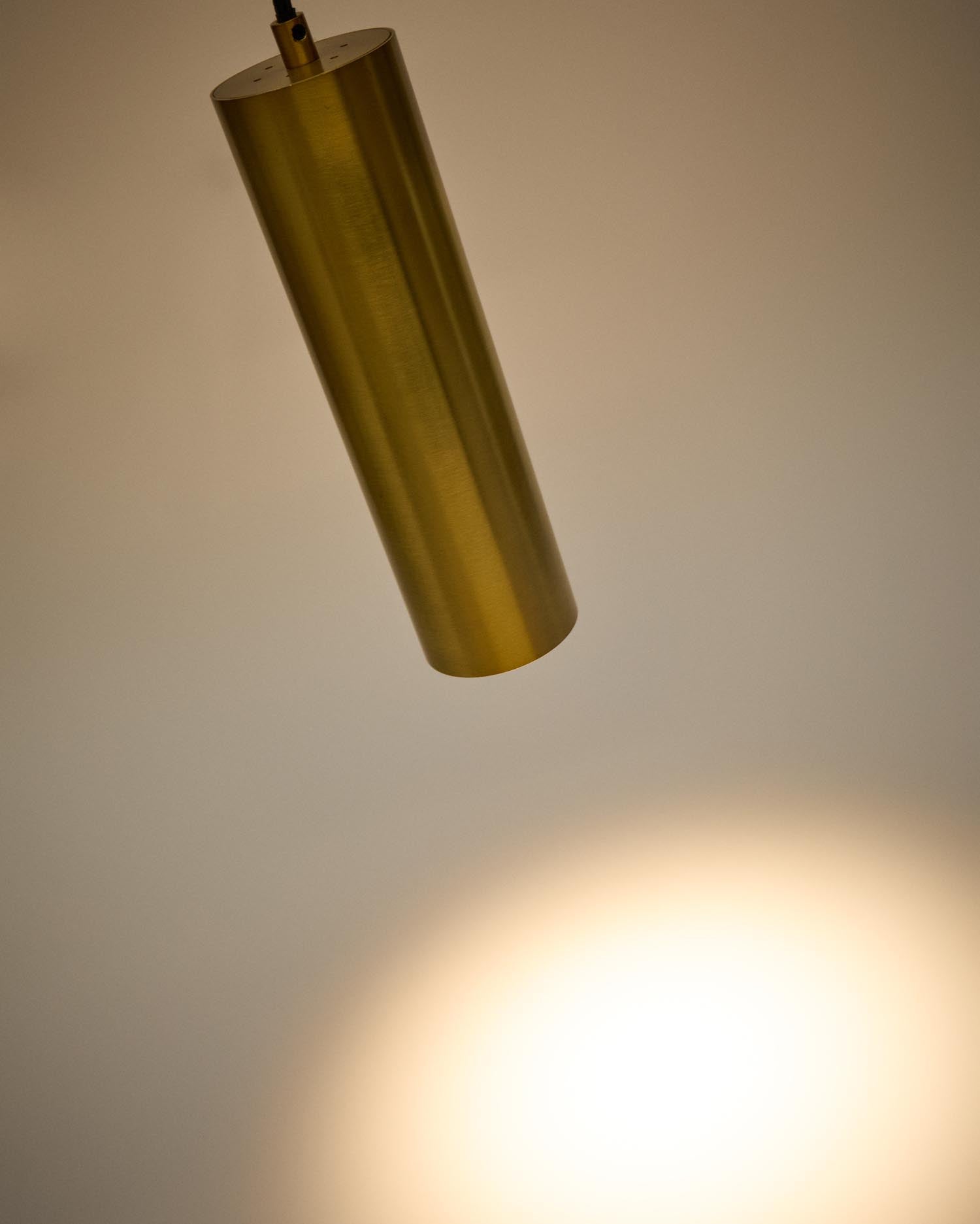 Deckenleuchte Andia aus Aluminium mit goldfarbenem Finish in Gold präsentiert im Onlineshop von KAQTU Design AG. Pendelleuchte ist von Kave Home