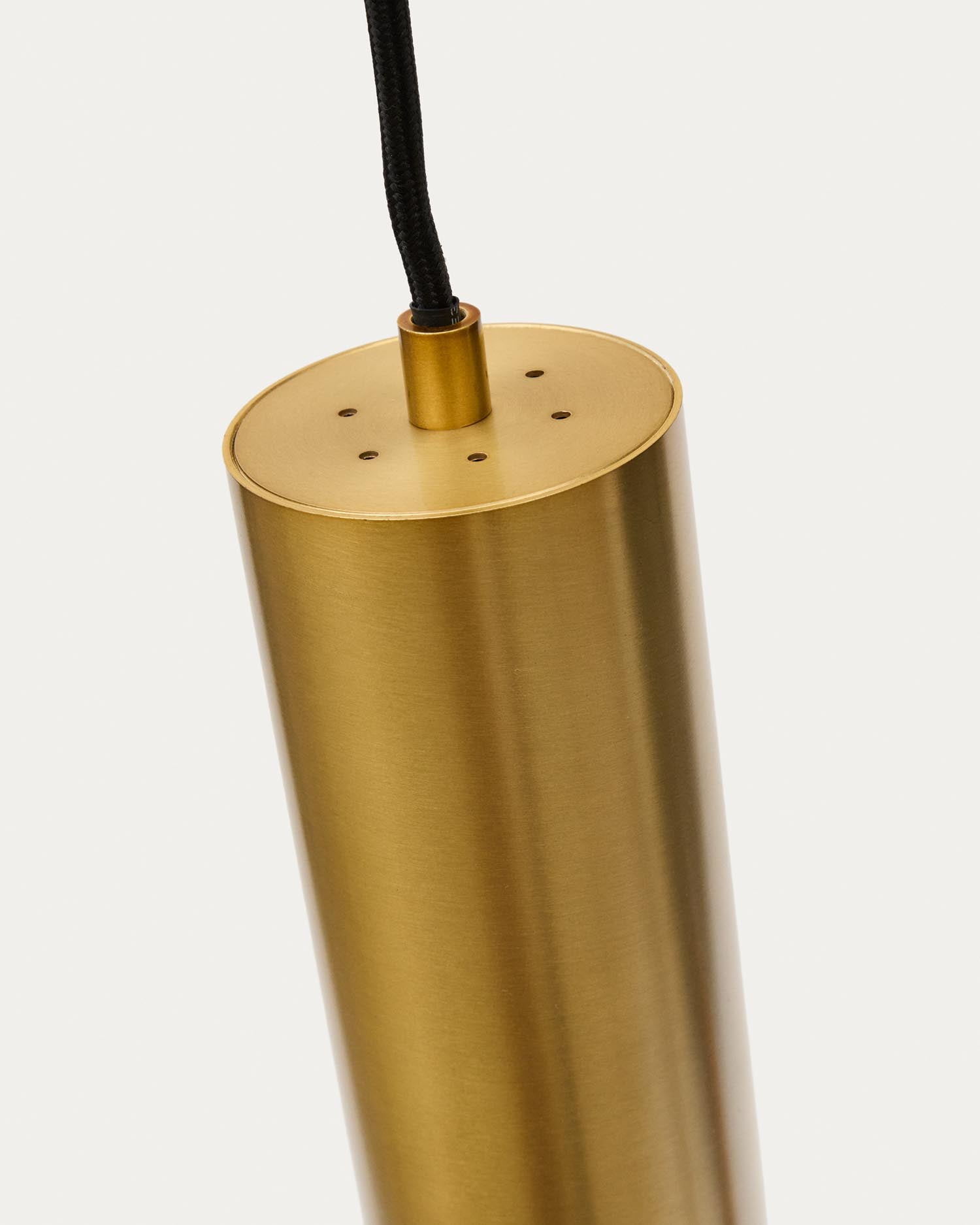 Deckenleuchte Andia aus Aluminium mit goldfarbenem Finish in Gold präsentiert im Onlineshop von KAQTU Design AG. Pendelleuchte ist von Kave Home