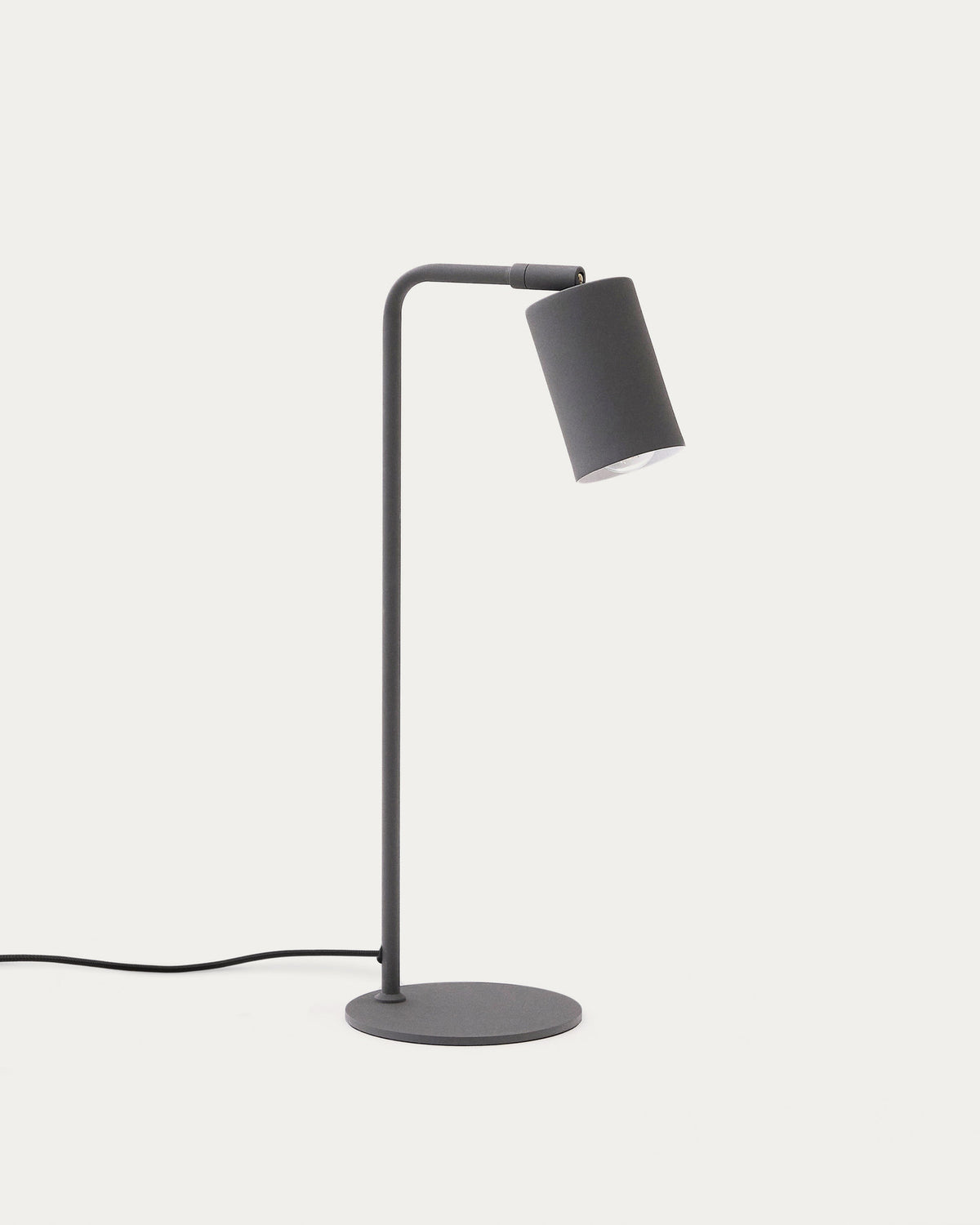 Schreibtischlampe Manie aus Metall mit Finish in schwarzer Gusseisenoptik in Schwarz präsentiert im Onlineshop von KAQTU Design AG. Tischleuchte ist von Kave Home
