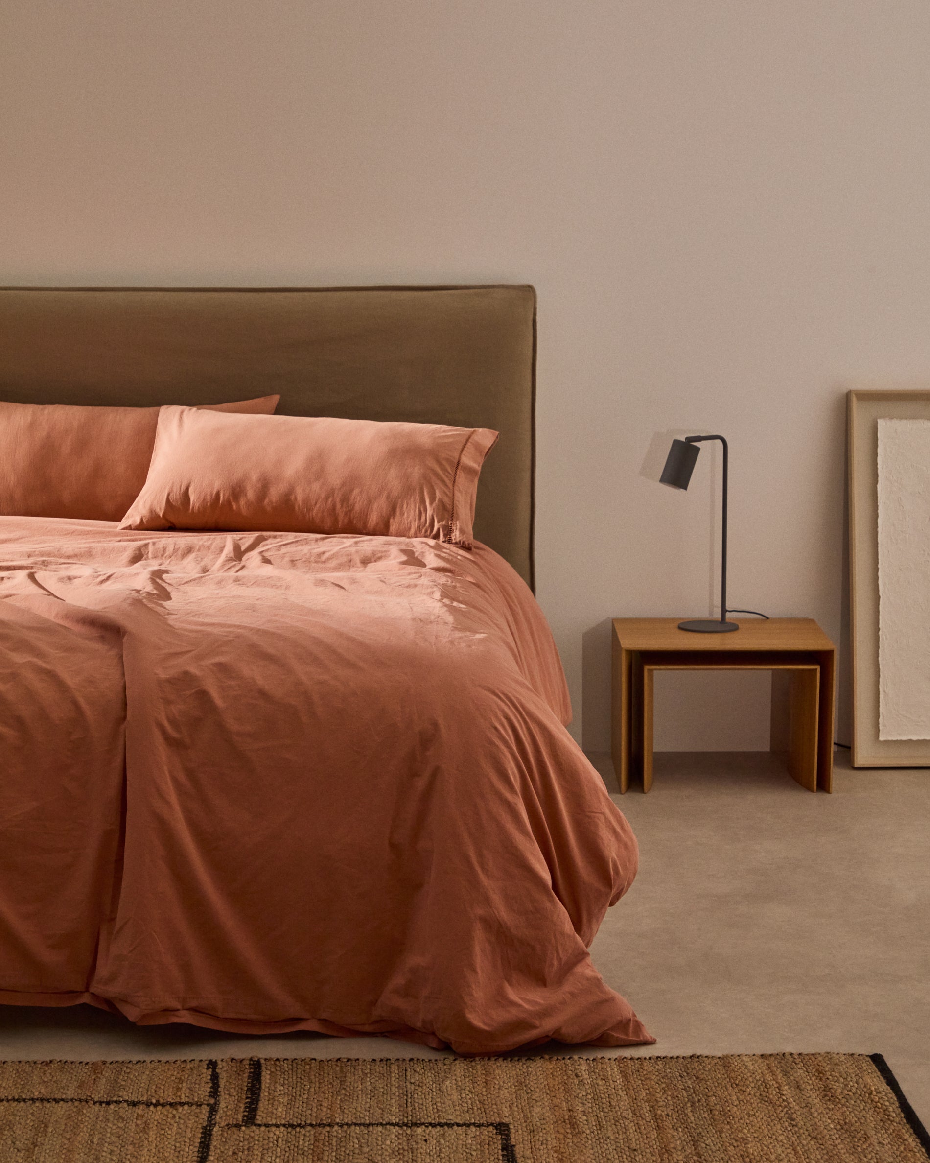 Schreibtischlampe Manie aus Metall mit Finish in schwarzer Gusseisenoptik in Schwarz präsentiert im Onlineshop von KAQTU Design AG. Tischleuchte ist von Kave Home