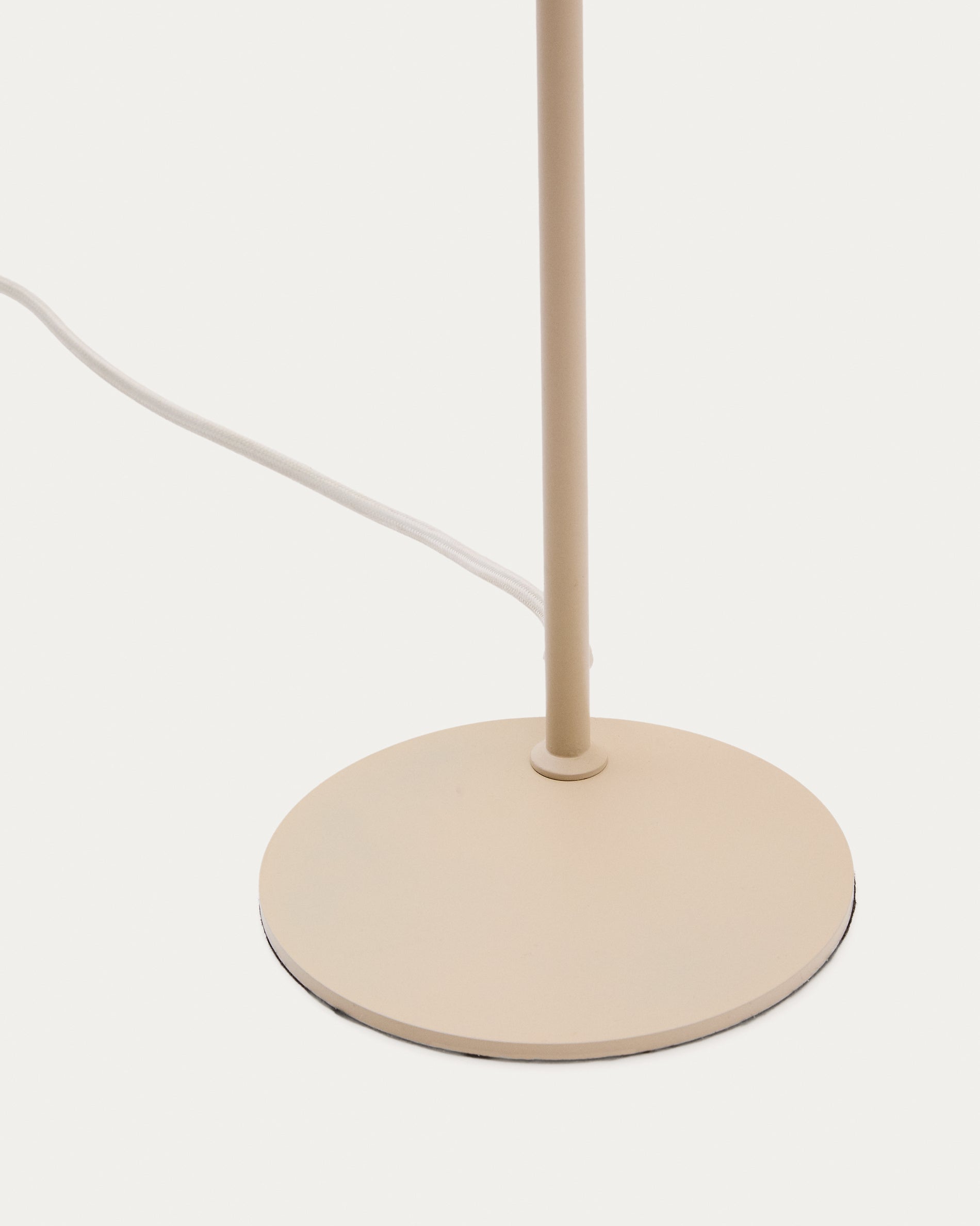 Schreibtischlampe Manie aus Metall mit beigem, texturiertem Finish in Beige präsentiert im Onlineshop von KAQTU Design AG. Tischleuchte ist von Kave Home