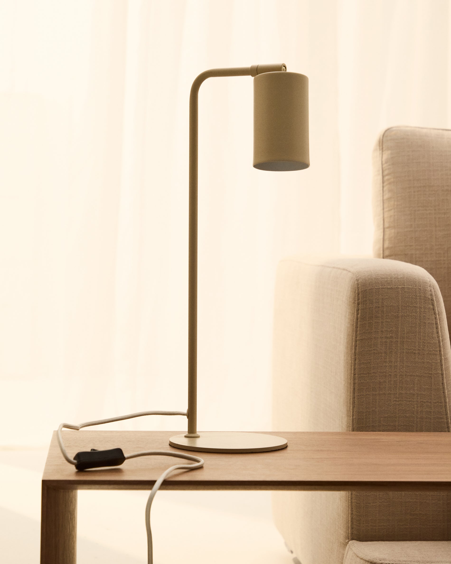 Schreibtischlampe Manie aus Metall mit beigem, texturiertem Finish in Beige präsentiert im Onlineshop von KAQTU Design AG. Tischleuchte ist von Kave Home