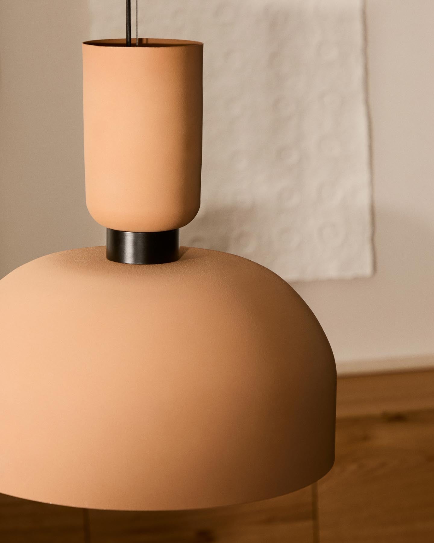 Deckenleuchte Nibla aus Metall in Terrakottaoptik Ø 40 cm in Terrakotta präsentiert im Onlineshop von KAQTU Design AG. Lampenschirm ist von Kave Home