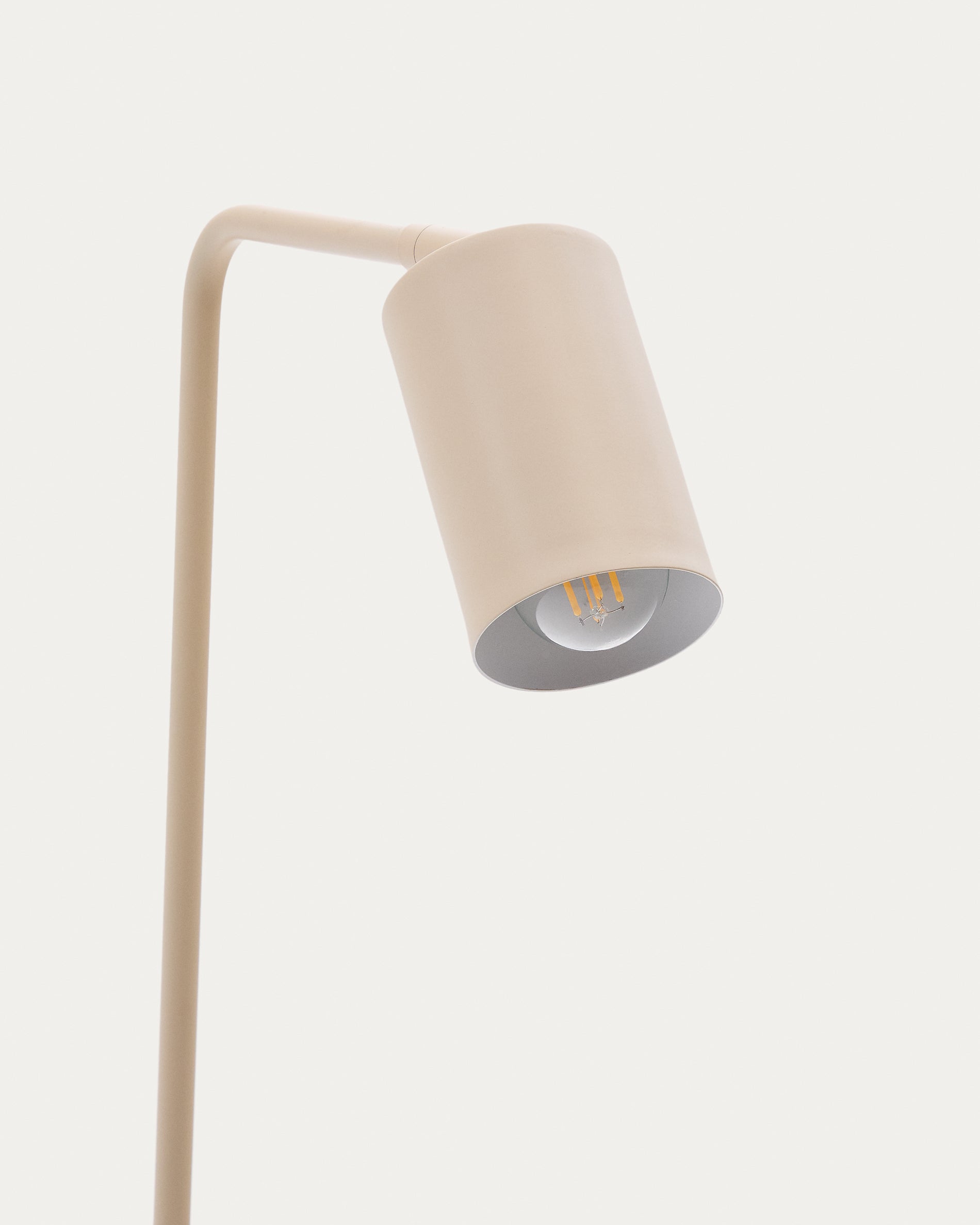 Stehlampe Manie aus Metall mit beigem, texturiertem Finish in Beige präsentiert im Onlineshop von KAQTU Design AG. Stehleuchte ist von Kave Home