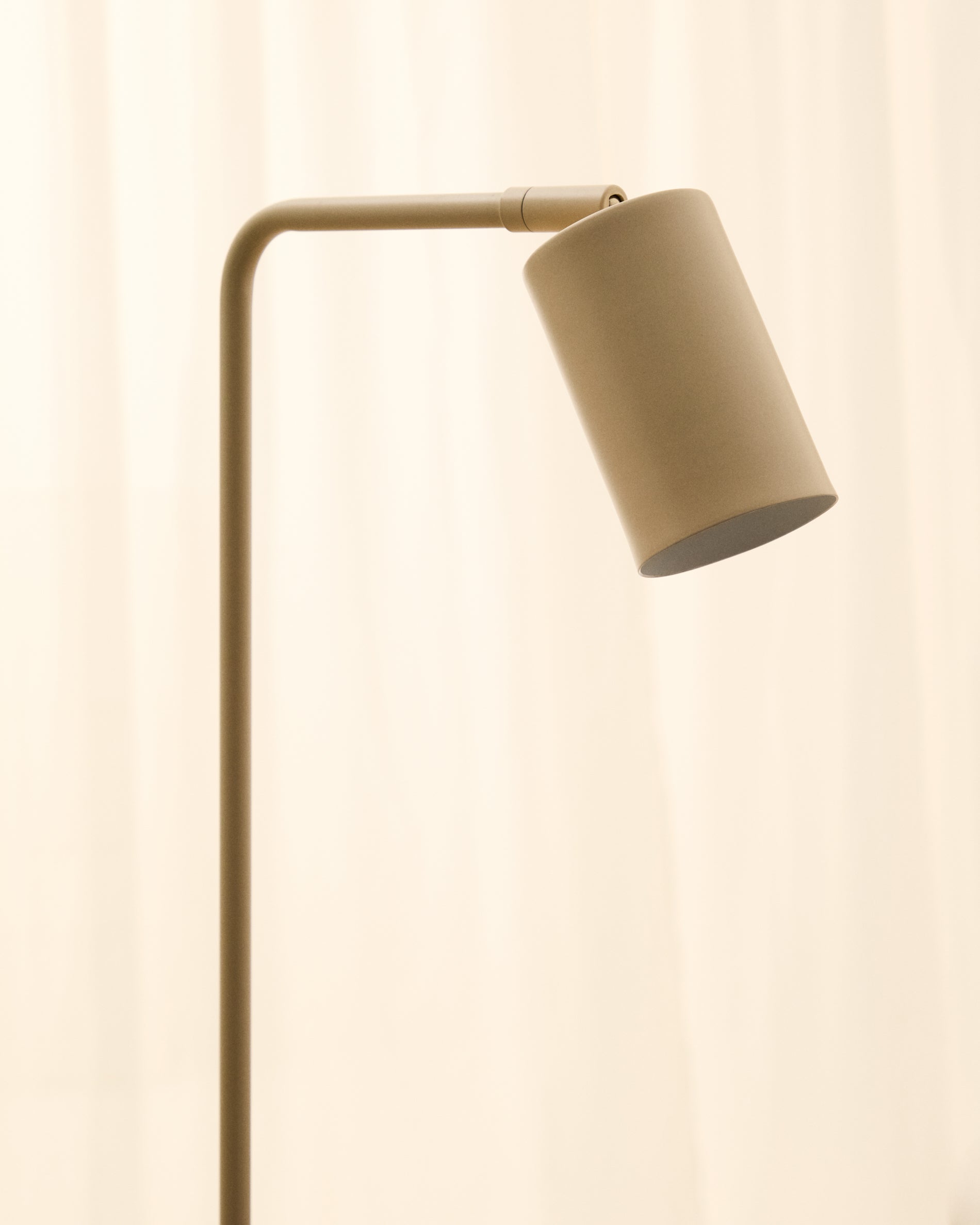 Stehlampe Manie aus Metall mit beigem, texturiertem Finish in Beige präsentiert im Onlineshop von KAQTU Design AG. Stehleuchte ist von Kave Home