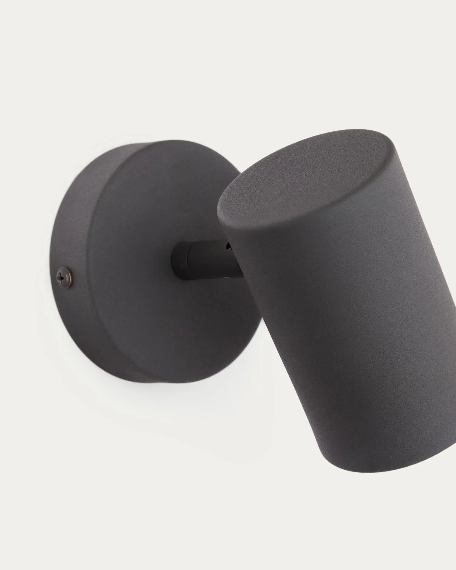 Wandleuchte Manie aus Metall mit Finish in schwarzer Gusseisenoptik in Schwarz präsentiert im Onlineshop von KAQTU Design AG. Wandleuchte ist von Kave Home