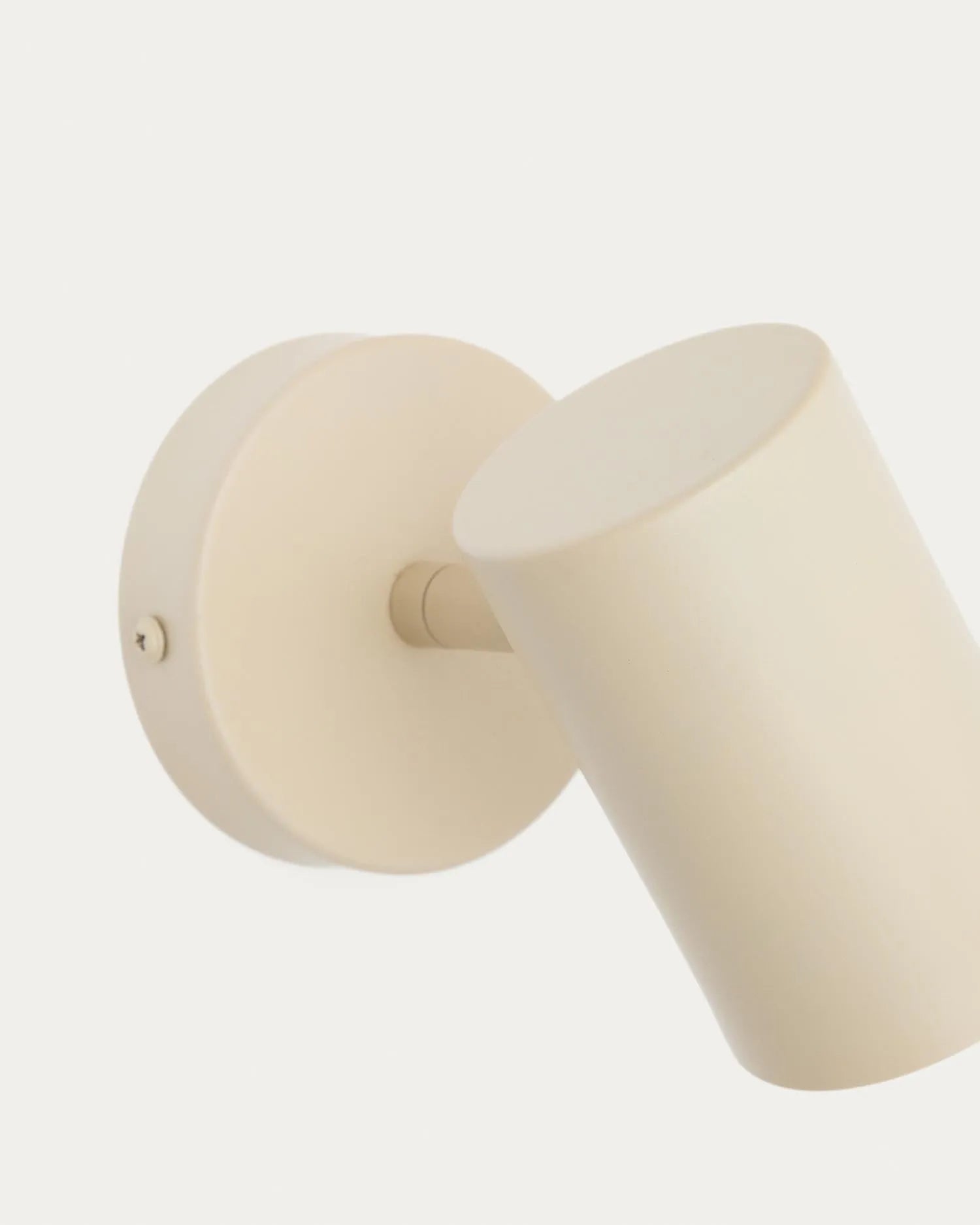 Wandleuchte Manie aus Metall mit beigem, texturiertem Finish in Beige präsentiert im Onlineshop von KAQTU Design AG. Wandleuchte ist von Kave Home