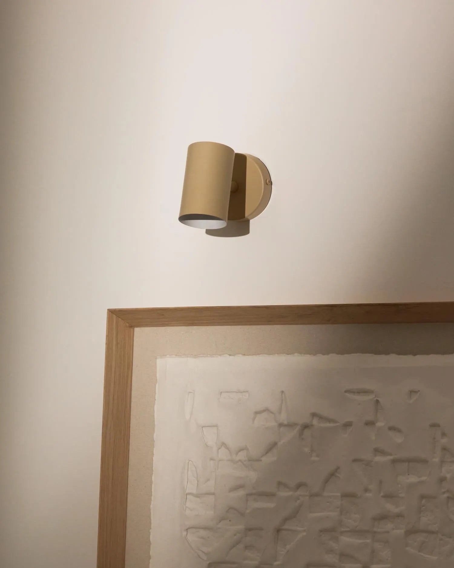 Wandleuchte Manie aus Metall mit beigem, texturiertem Finish in Beige präsentiert im Onlineshop von KAQTU Design AG. Wandleuchte ist von Kave Home
