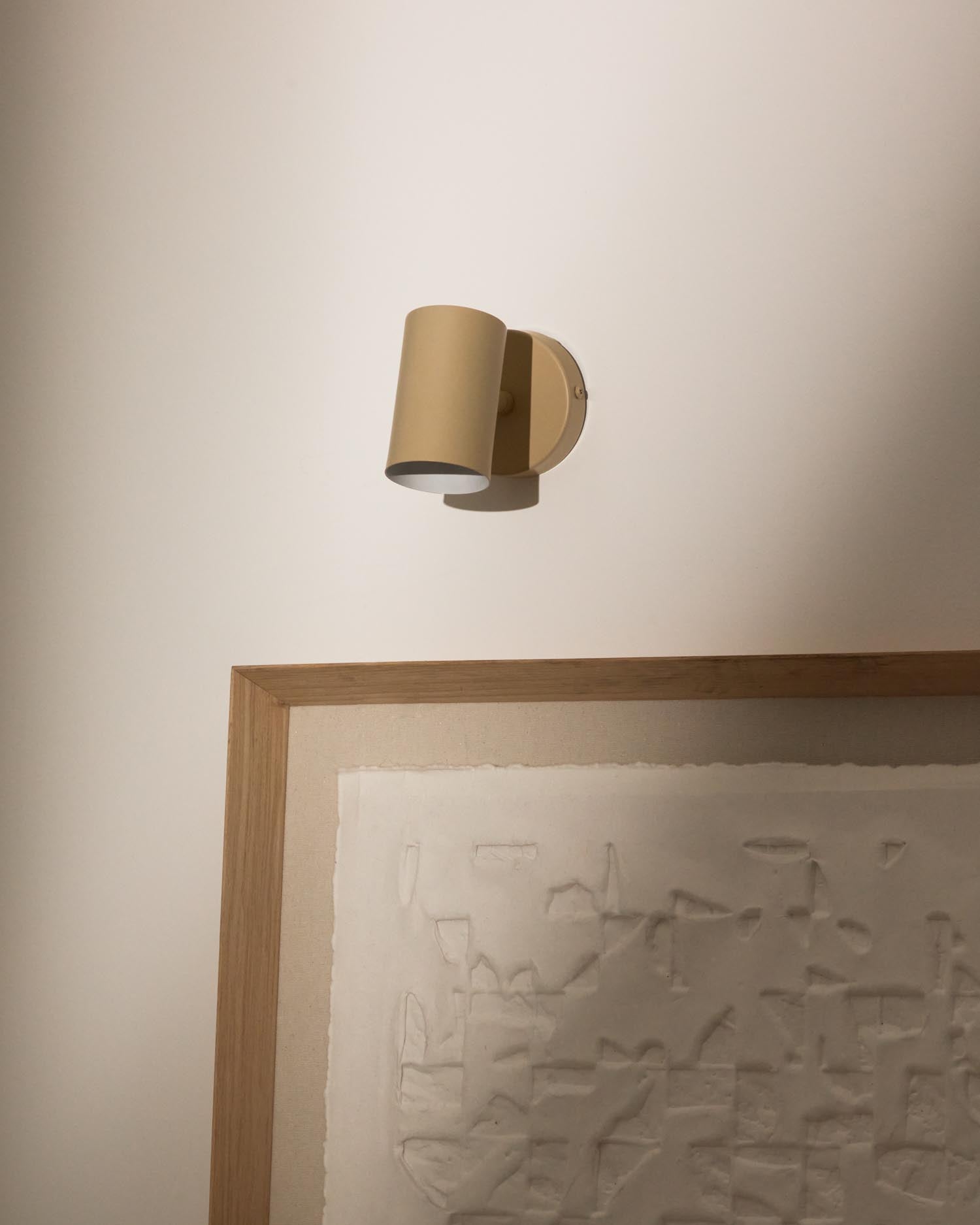 Wandleuchte Manie aus Metall mit beigem, texturiertem Finish in Beige präsentiert im Onlineshop von KAQTU Design AG. Wandleuchte ist von Kave Home