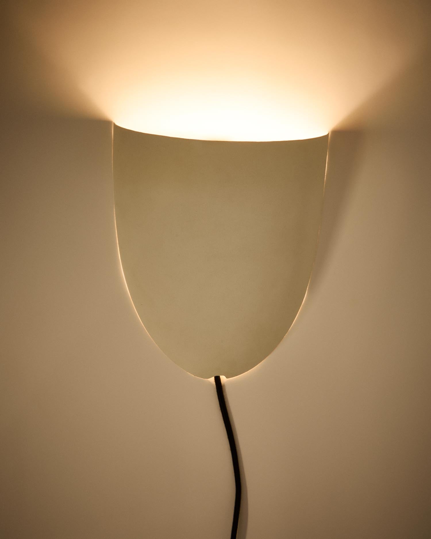 Wandleuchte Nibla aus Metall in weißer Tonerdeoptik in Weiss präsentiert im Onlineshop von KAQTU Design AG. Wandleuchte ist von Kave Home