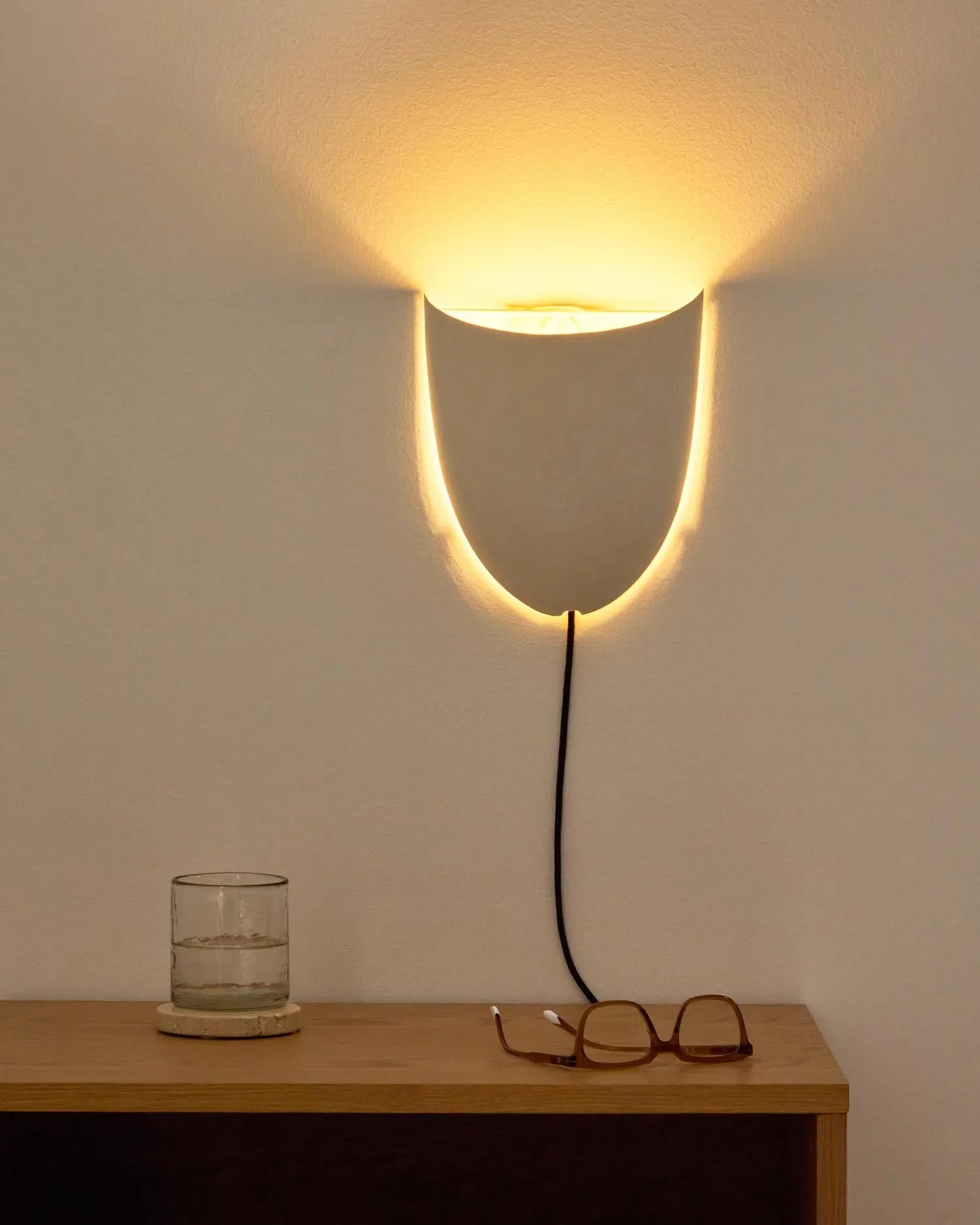 Wandleuchte Nibla aus Metall in weißer Tonerdeoptik in Weiss präsentiert im Onlineshop von KAQTU Design AG. Wandleuchte ist von Kave Home