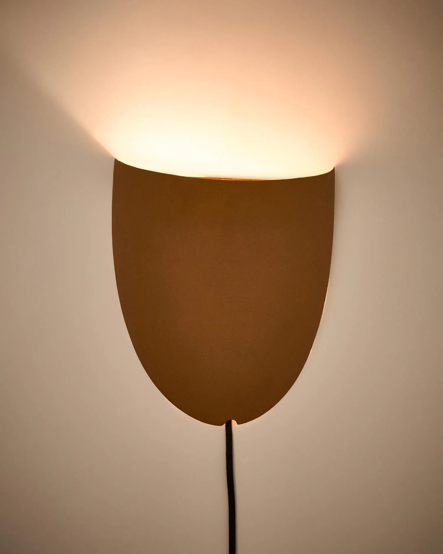 Wandleuchte Nibla aus Metall in Terrakottaoptik in Terrakotta präsentiert im Onlineshop von KAQTU Design AG. Wandleuchte ist von Kave Home