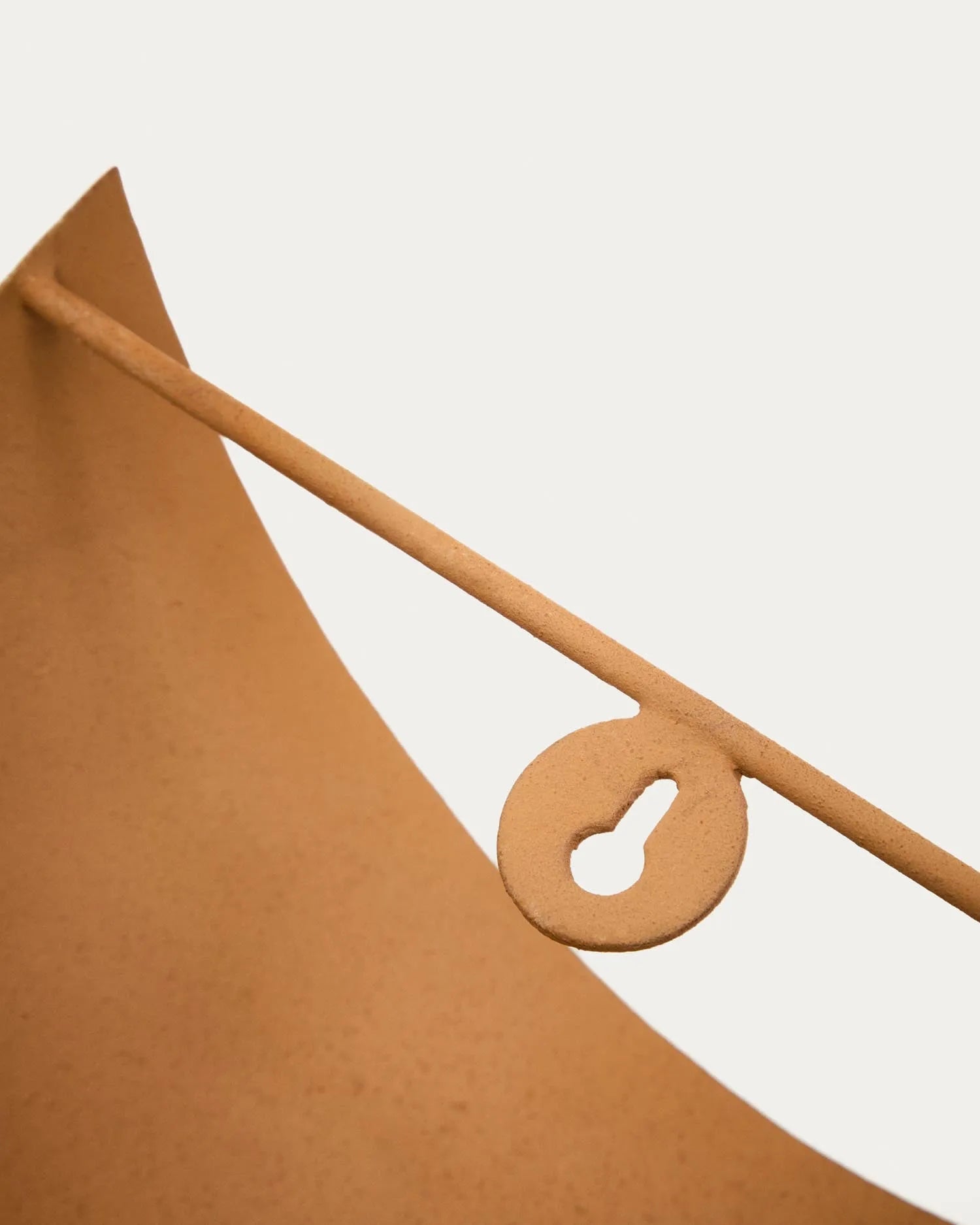 Wandleuchte Nibla aus Metall in Terrakottaoptik in Terrakotta präsentiert im Onlineshop von KAQTU Design AG. Wandleuchte ist von Kave Home
