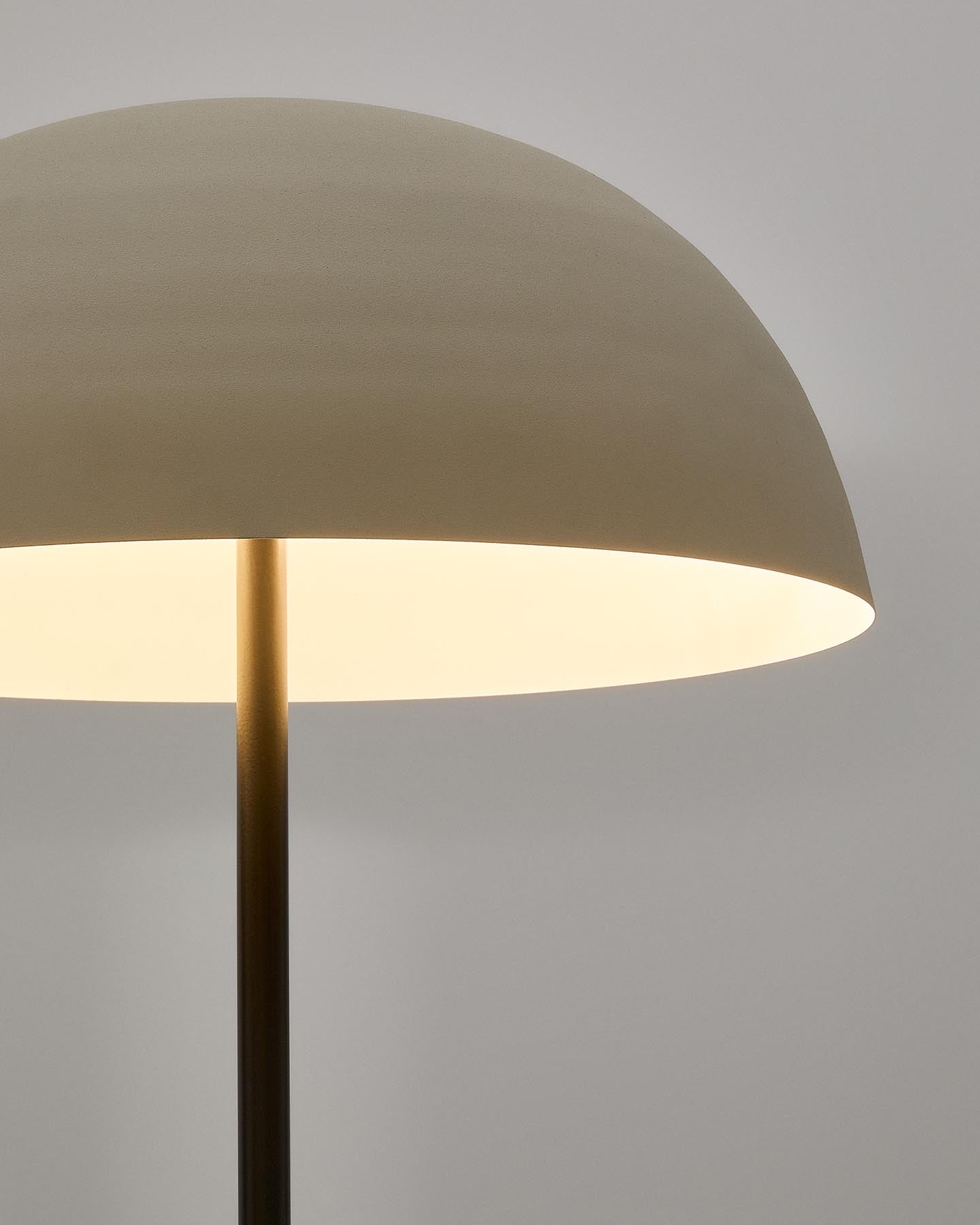 Stehlampe Nibla aus schwarzem Metall und Lampenschirm in weißer Tonerdeoptik in Weiß präsentiert im Onlineshop von KAQTU Design AG. Stehleuchte ist von Kave Home