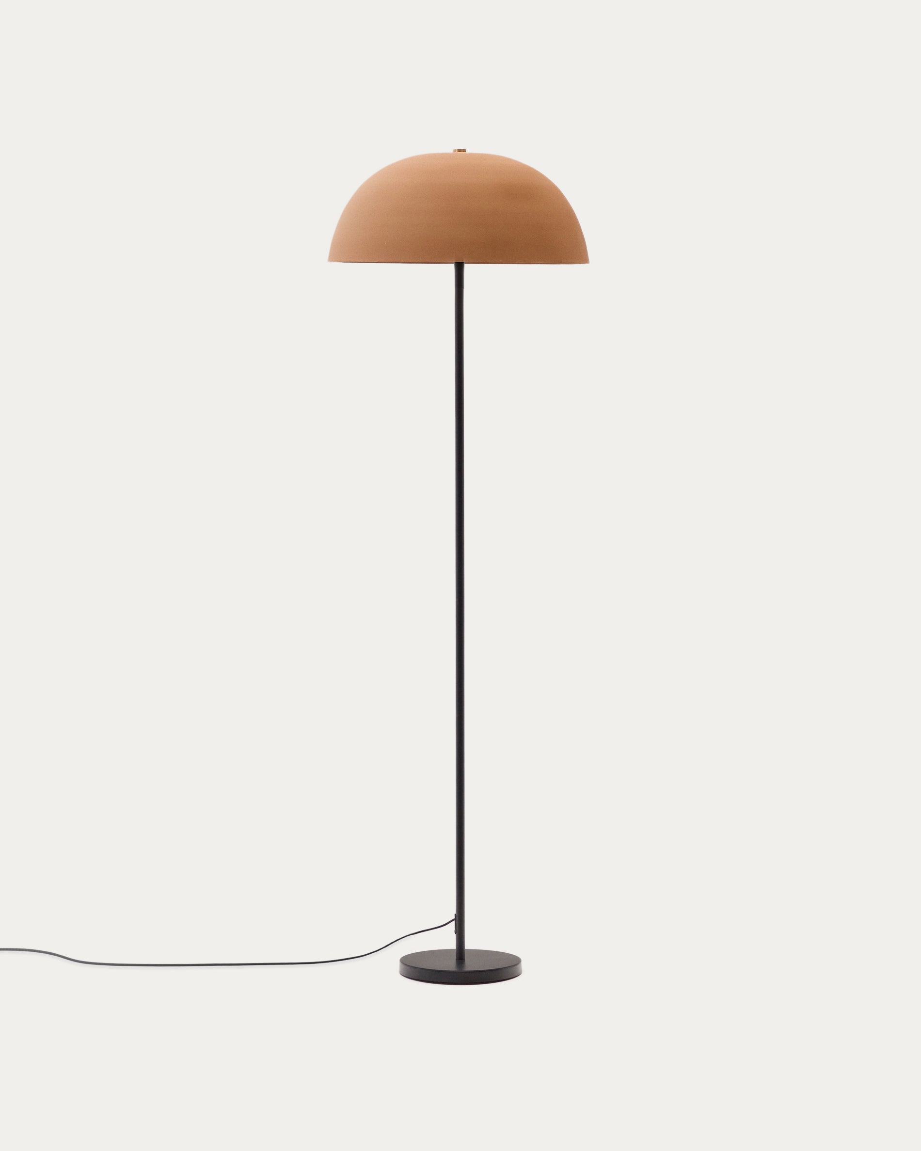 Stehlampe Nibla aus schwarzem Metall und Lampenschirm in Terrakottaoptik in Terrakotta präsentiert im Onlineshop von KAQTU Design AG. Stehleuchte ist von Kave Home