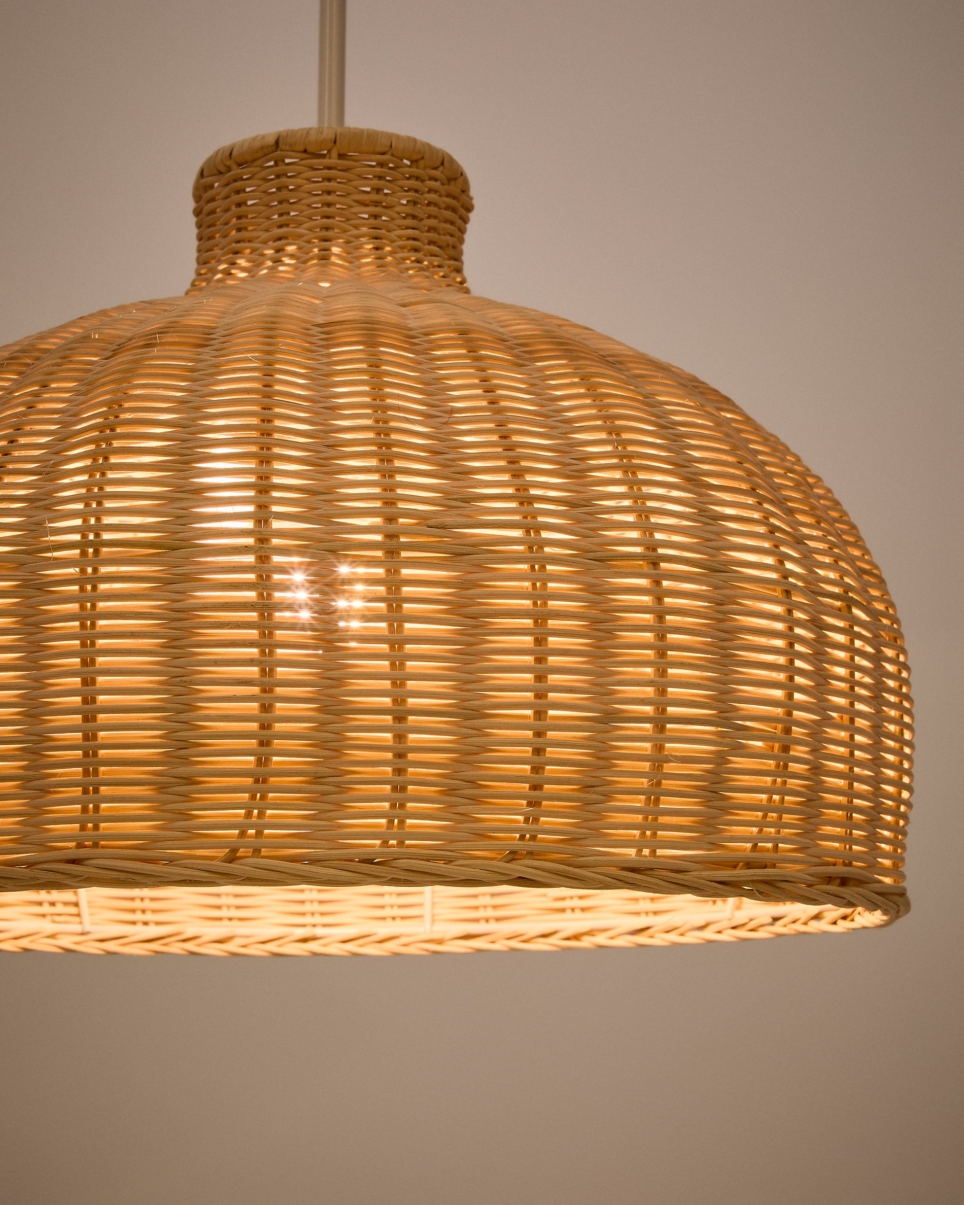 Lampenschirm Ennia aus Rattan mit hellem Finish Ø 38 cm in Natur präsentiert im Onlineshop von KAQTU Design AG. Lampenschirm ist von Kave Home