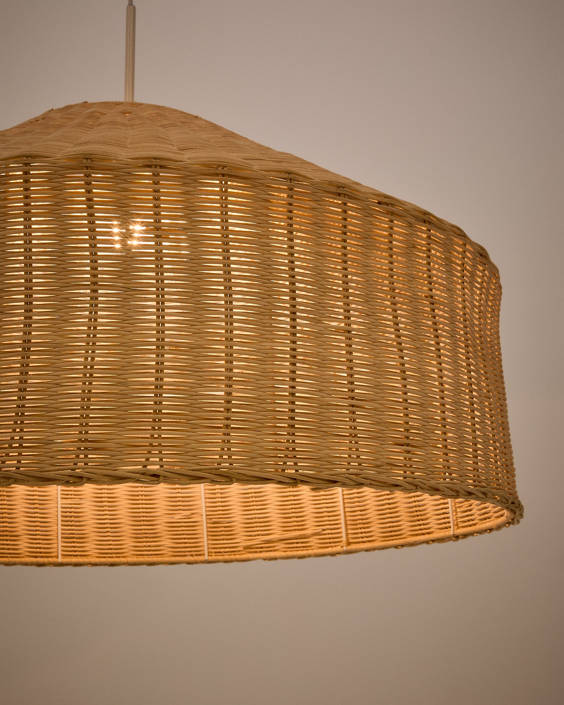 Lampenschirm Ennia aus Rattan mit hellem Finish Ø 65 cm in Natur präsentiert im Onlineshop von KAQTU Design AG. Lampenschirm ist von Kave Home