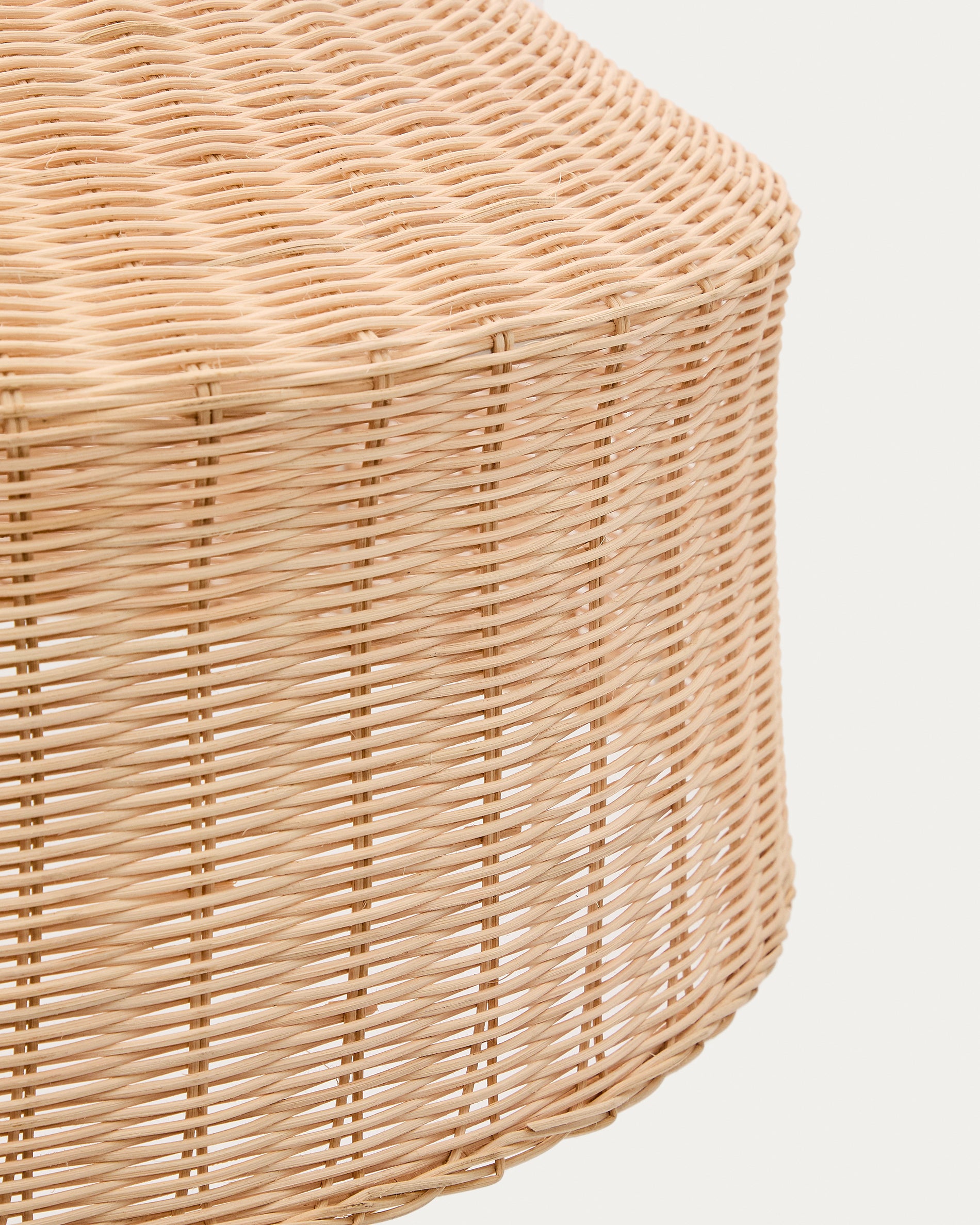 Lampenschirm Ennia aus Rattan mit hellem Finish Ø 65 cm in Natur präsentiert im Onlineshop von KAQTU Design AG. Lampenschirm ist von Kave Home