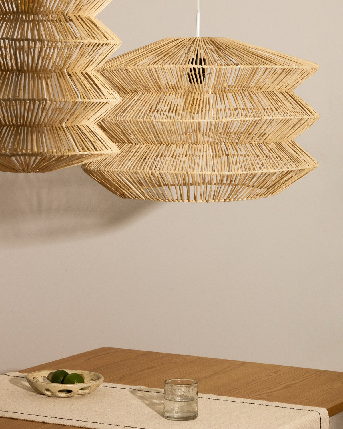 Lampenschirm Dakit aus handgeflochtenem Rattan mit Eisenrahmen in Naturfarbe, rund geformt für Deckenleuchten.