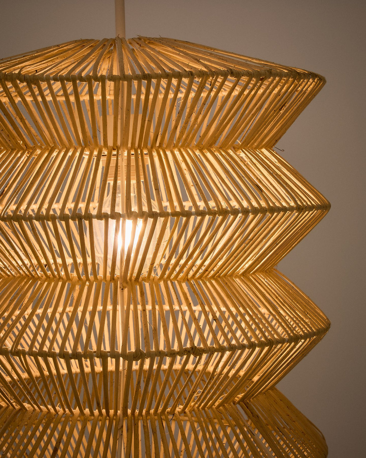 Lampenschirm für Deckenleuchte Dakit aus handgeflochtenem Rattan mit Eisengestell in Naturfarbe, rund geformt, Grösse 40 x 53 cm.