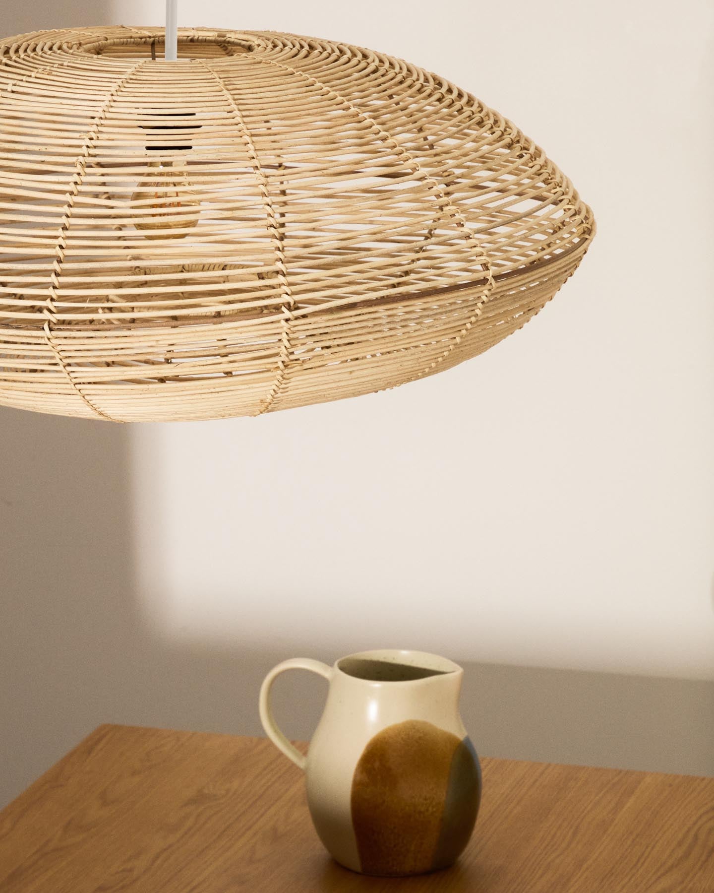 Lampenschirm für Deckenleuchte Flaro aus Rattan mit aufgehelltem Finish Ø 70 cm in Natur präsentiert im Onlineshop von KAQTU Design AG. Lampenschirm ist von Kave Home