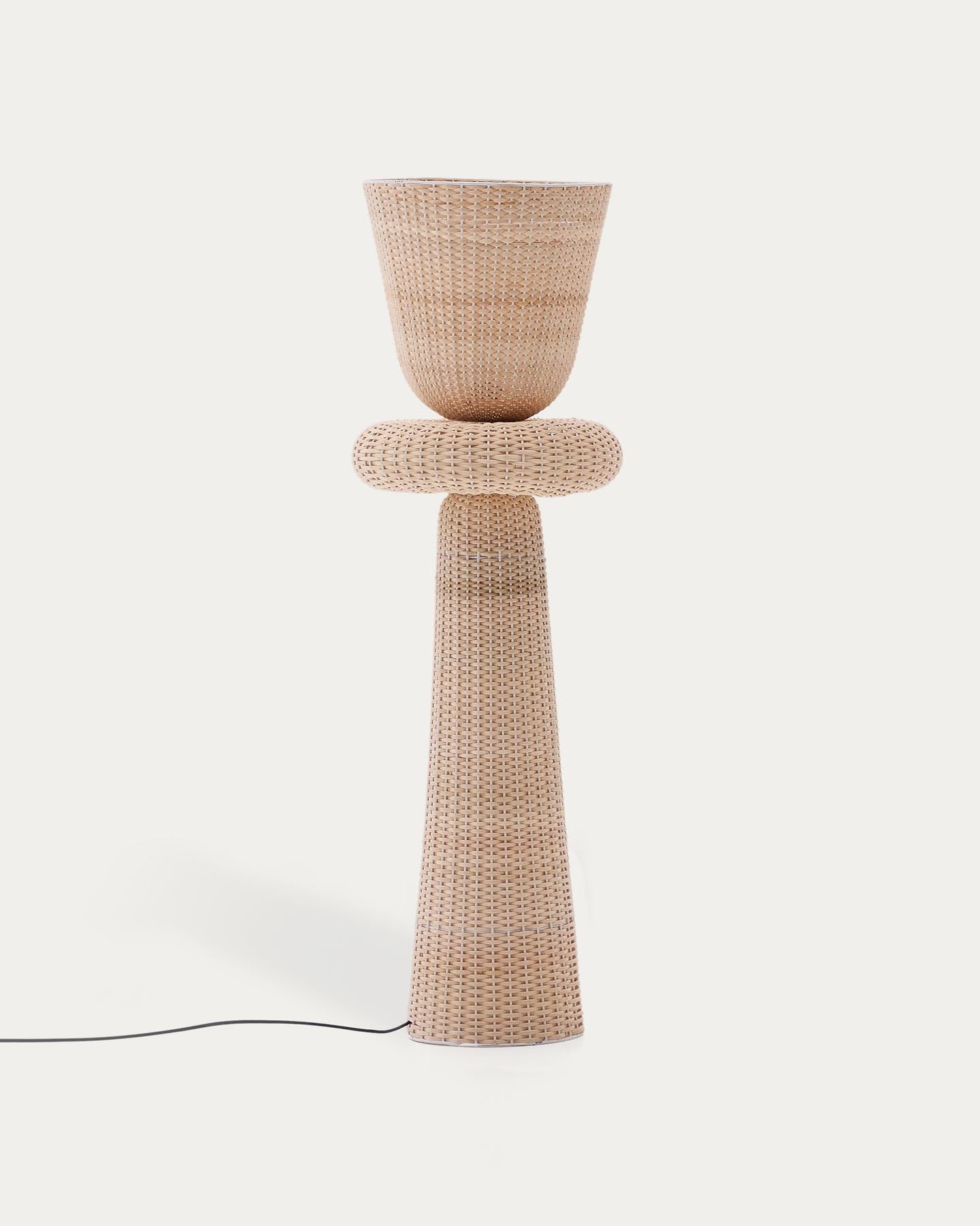 Stehlampe Neuda aus Rattan mit hellem Finish in Natur präsentiert im Onlineshop von KAQTU Design AG. Stehleuchte ist von Kave Home
