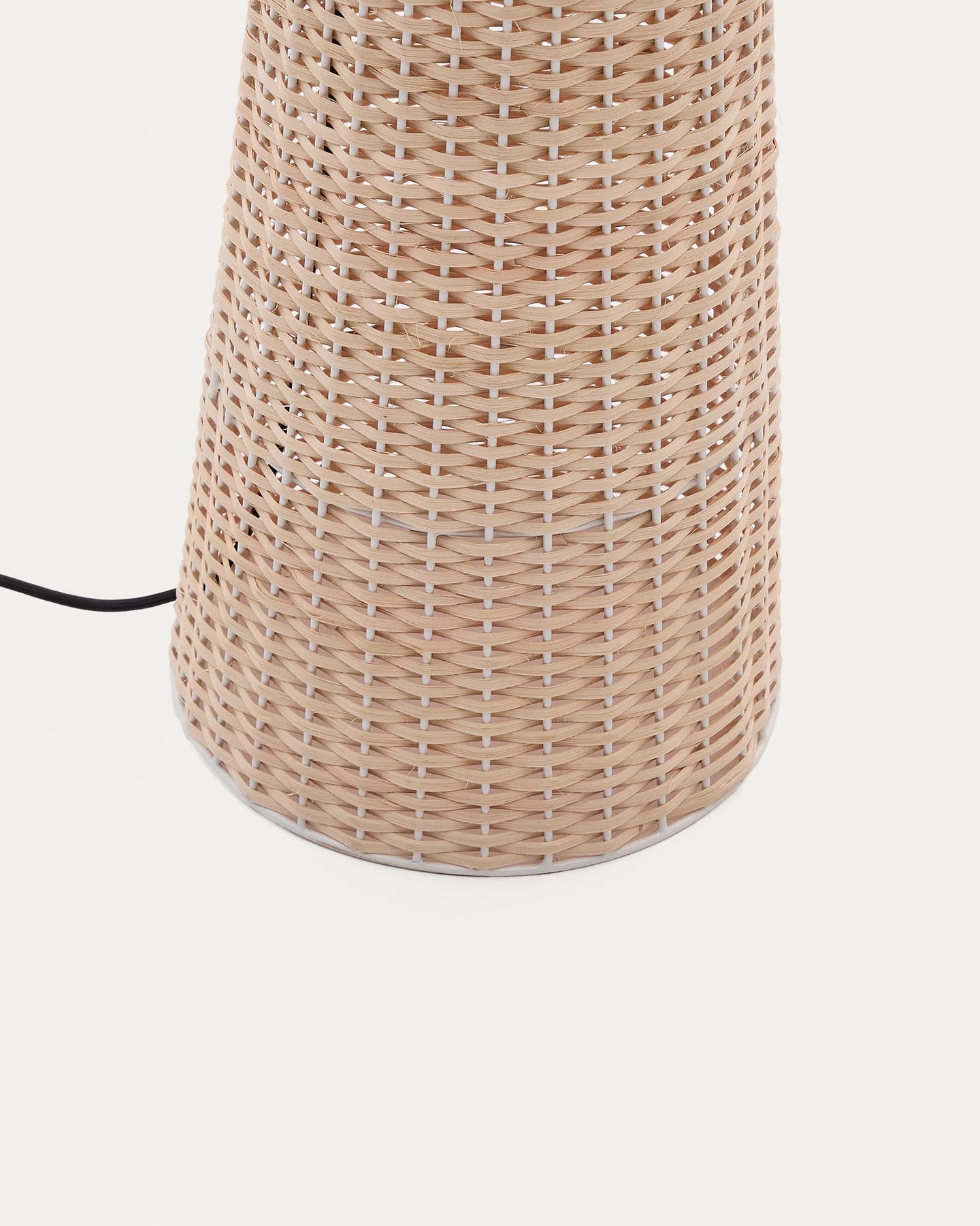 Stehlampe Neuda aus Rattan mit hellem Finish in Natur präsentiert im Onlineshop von KAQTU Design AG. Stehleuchte ist von Kave Home