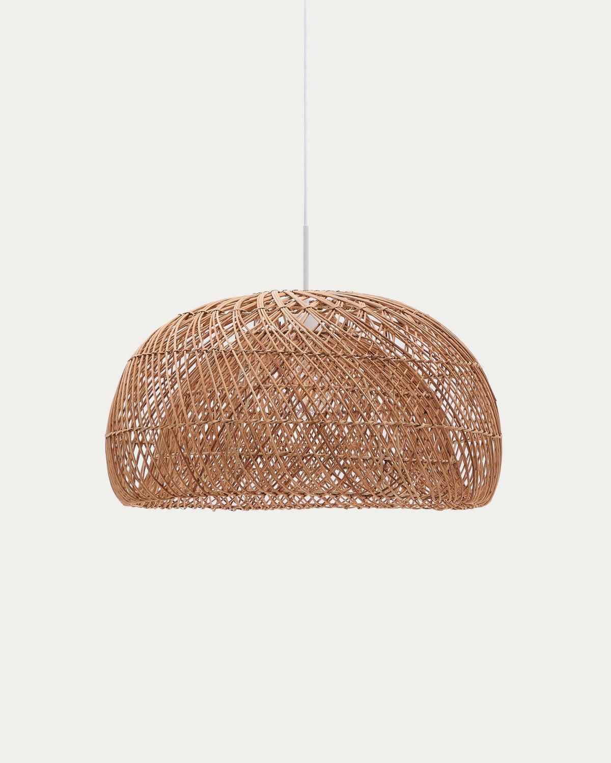 Runder Lampenschirm aus handgeflochtenem Rattan in natürlichem Farbton, Metallgestell im Inneren, Durchmesser 60 cm, Höhe 33 cm.