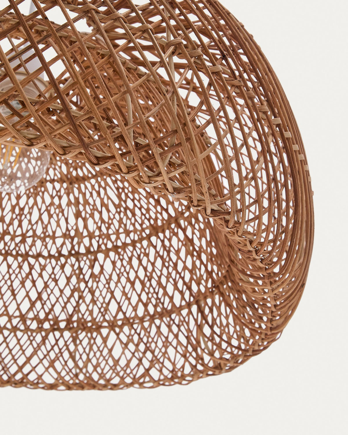Runder Lampenschirm aus handgeflochtenem Rattan in natürlichem Farbton, Metallgestell im Inneren, Durchmesser 60 cm, Höhe 33 cm.