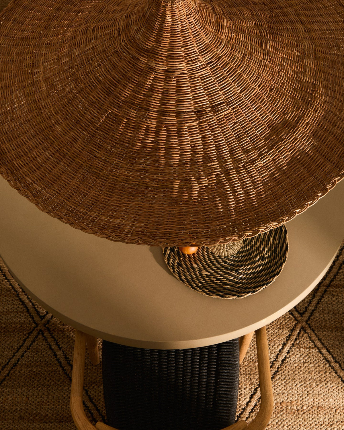 Runder Lampenschirm aus handgeflochtenem Rattan mit Eisengestell in natürlichem Farbton, Durchmesser 70 cm, für Deckenleuchte.