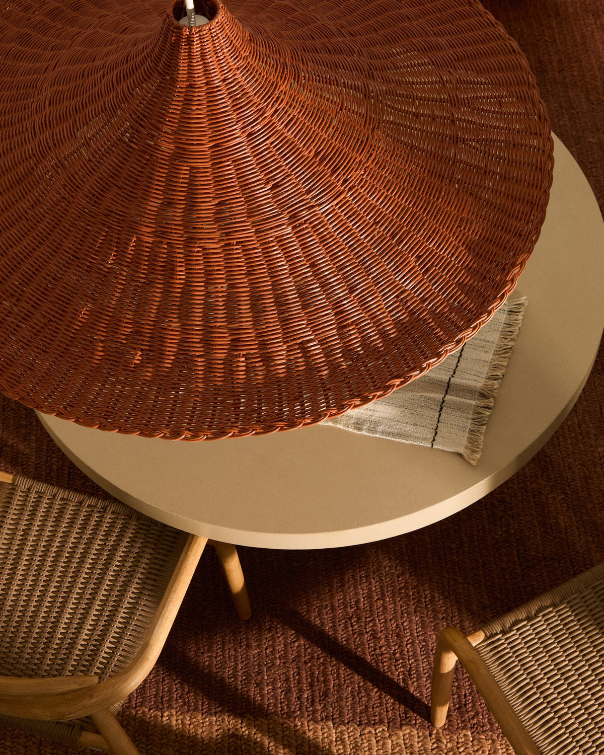 Runder Lampenschirm aus handgeflochtenem Rattan mit Eisenrahmen in Terrakotta, Durchmesser 70 cm, für Deckenleuchten.
