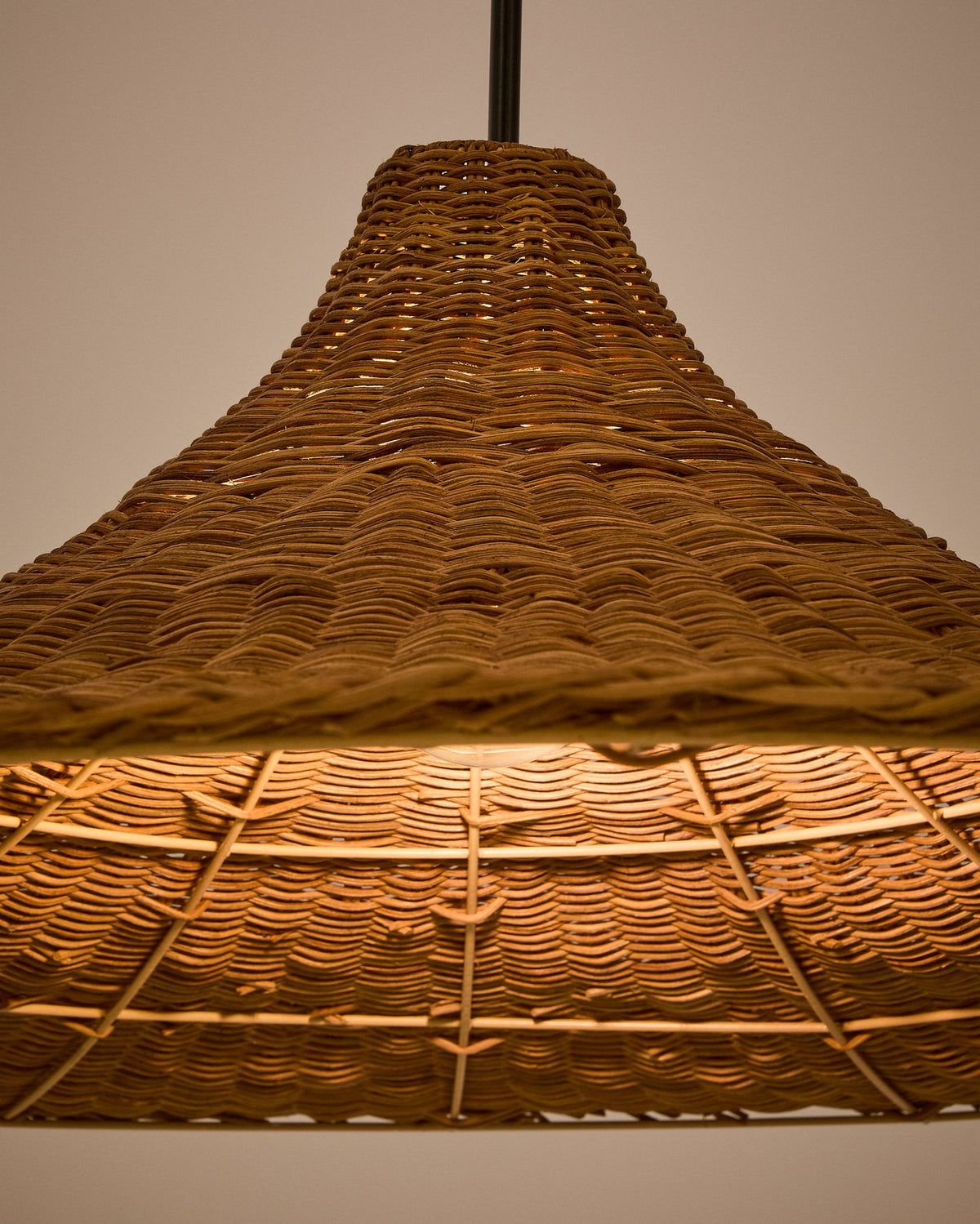 Runder Lampenschirm aus handgeflochtenem Rattan mit Eisengestell, natürlicher Farbton, Durchmesser 90 cm, Ansicht von unten.