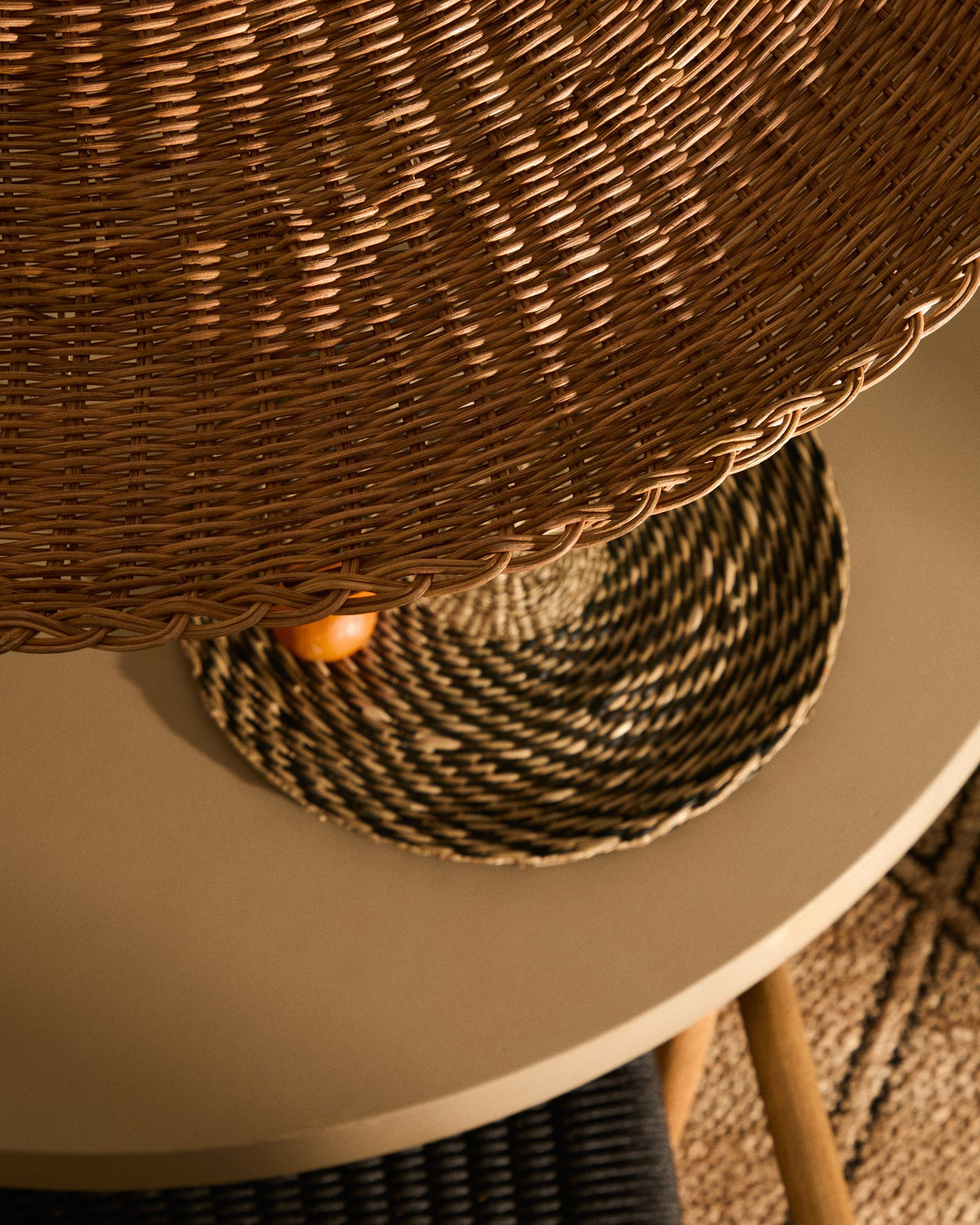 Runder Lampenschirm aus handgeflochtenem Rattan mit Eisengestell, natürlicher Farbton, Durchmesser 90 cm, Ansicht von unten.