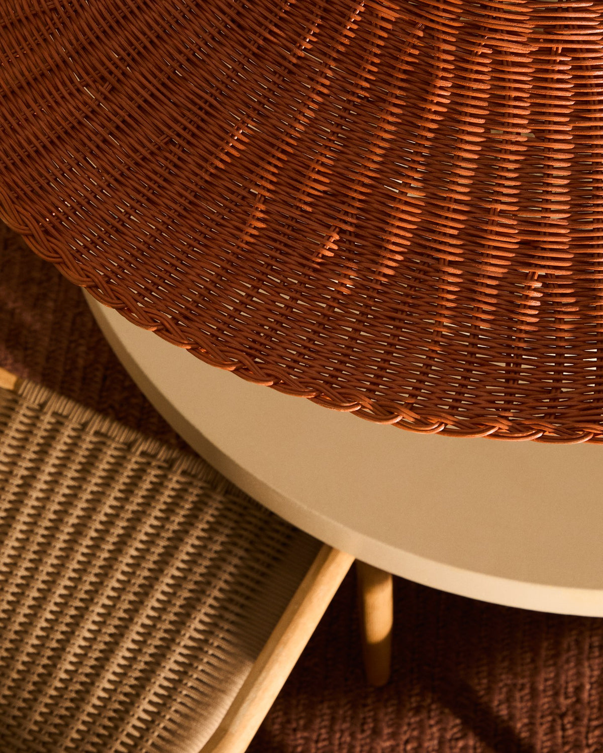 Runder Lampenschirm aus handgeflochtenem Rattan mit Metallrahmen, Terrakotta-Finish, Durchmesser 90 cm, für Deckenleuchte.