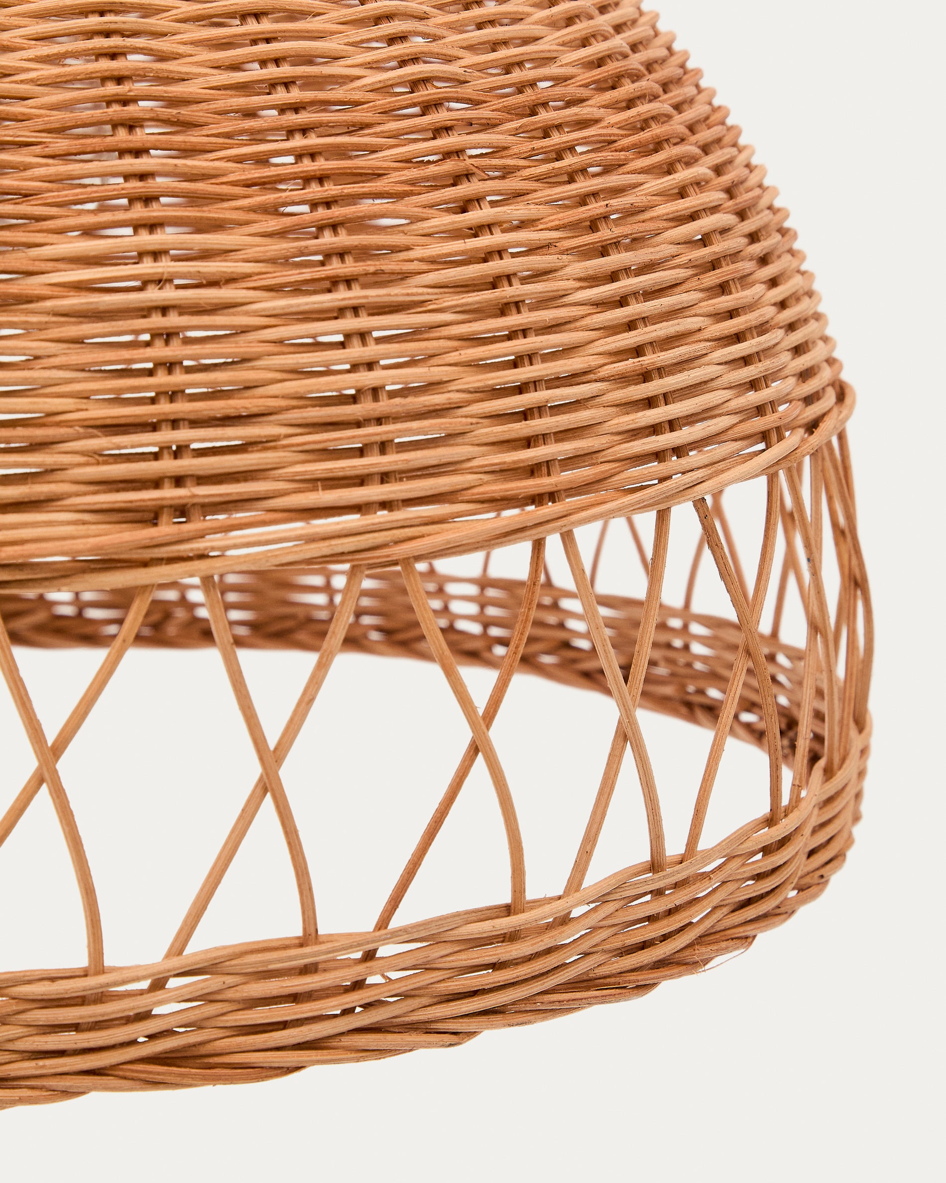 Lampenschirm für Deckenleuchte Loura aus Rattan mit Finish in natürlichem Farbton Ø 40 cm in Natur präsentiert im Onlineshop von KAQTU Design AG. Lampenschirm ist von Kave Home