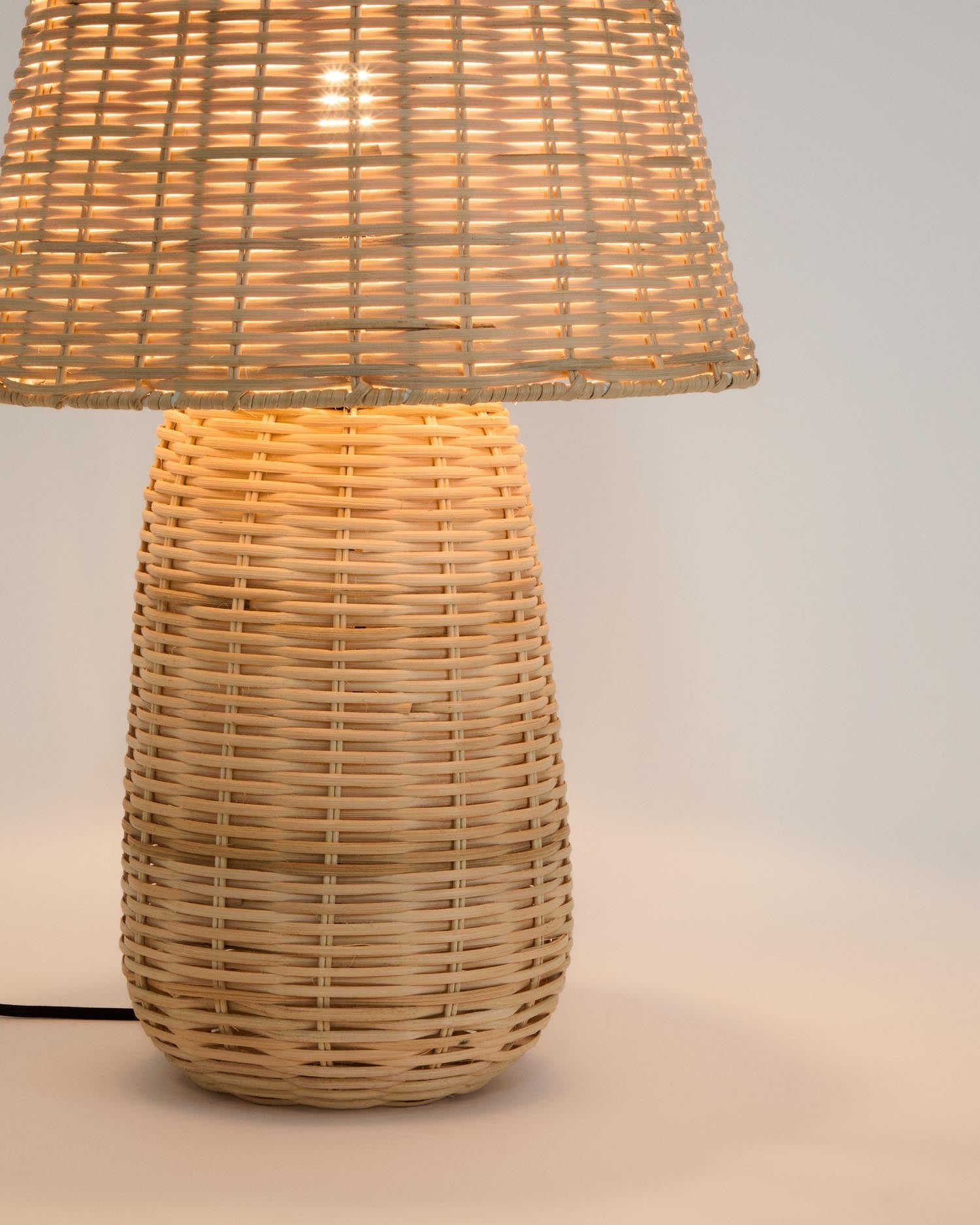 Tischlampe Neuda aus Rattan mit hellem Finish in Natur präsentiert im Onlineshop von KAQTU Design AG. Tischleuchte ist von Kave Home