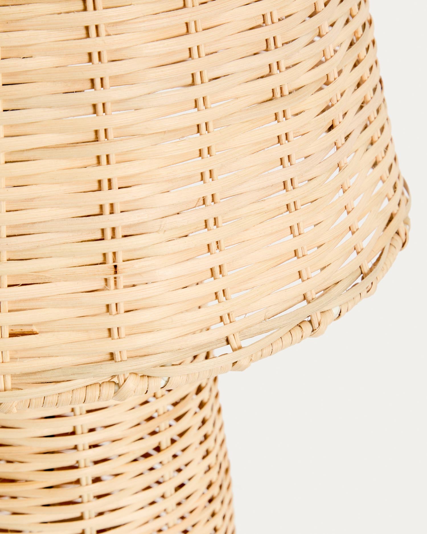 Verleihen Sie Ihrem Raum mit der handgefertigten Tischlampe Neuda aus Rattan und hellem Finish von Kave Home eine warme, einladende Atmosphäre.