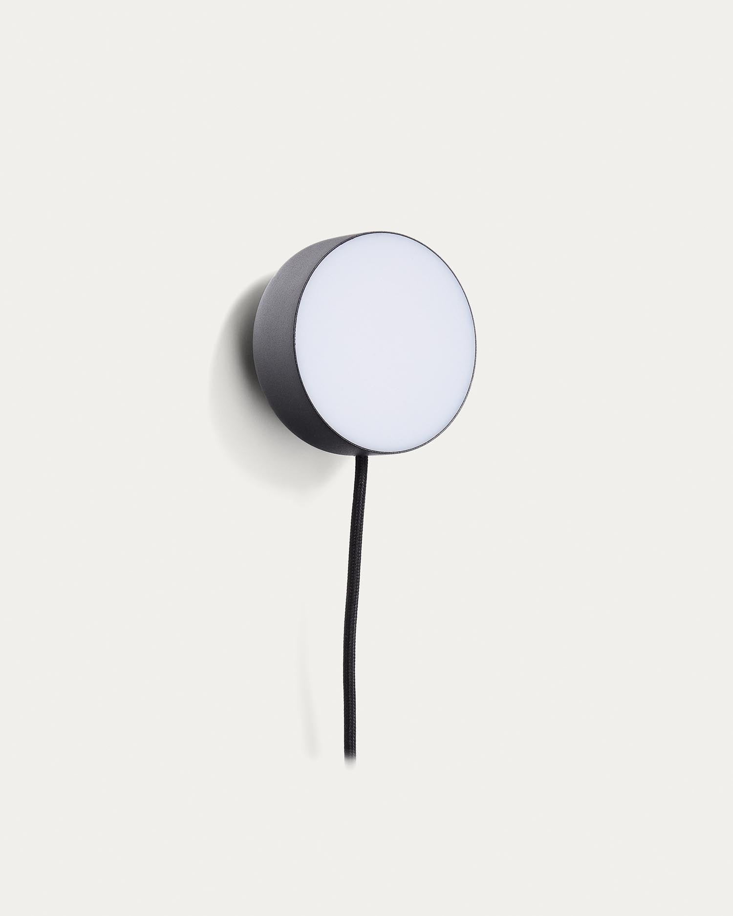 Lichtpunkt Orey aus schwarzem Metall  in Schwarz präsentiert im Onlineshop von KAQTU Design AG. Lampenschirm ist von Kave Home