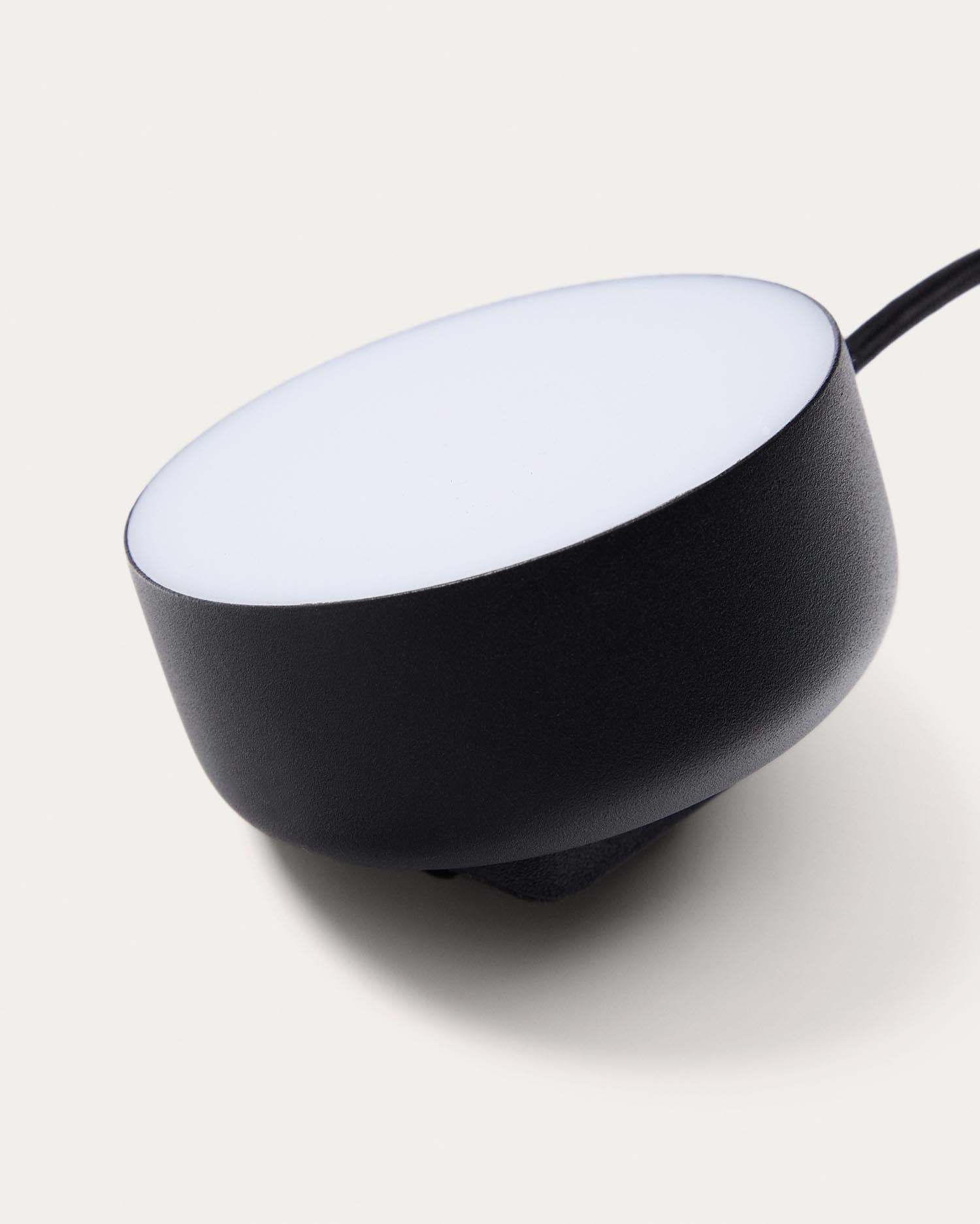 Lichtpunkt Orey aus schwarzem Metall  in Schwarz präsentiert im Onlineshop von KAQTU Design AG. Lampenschirm ist von Kave Home